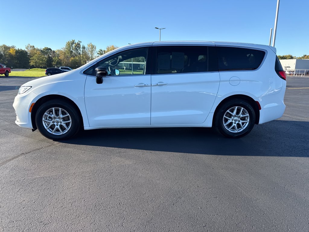 Used 2025 Chrysler Pacifica Select FWD image 6