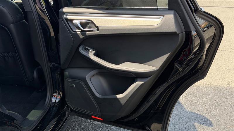 Used 2018 Porsche Macan Turbo AWD/4WD image 44