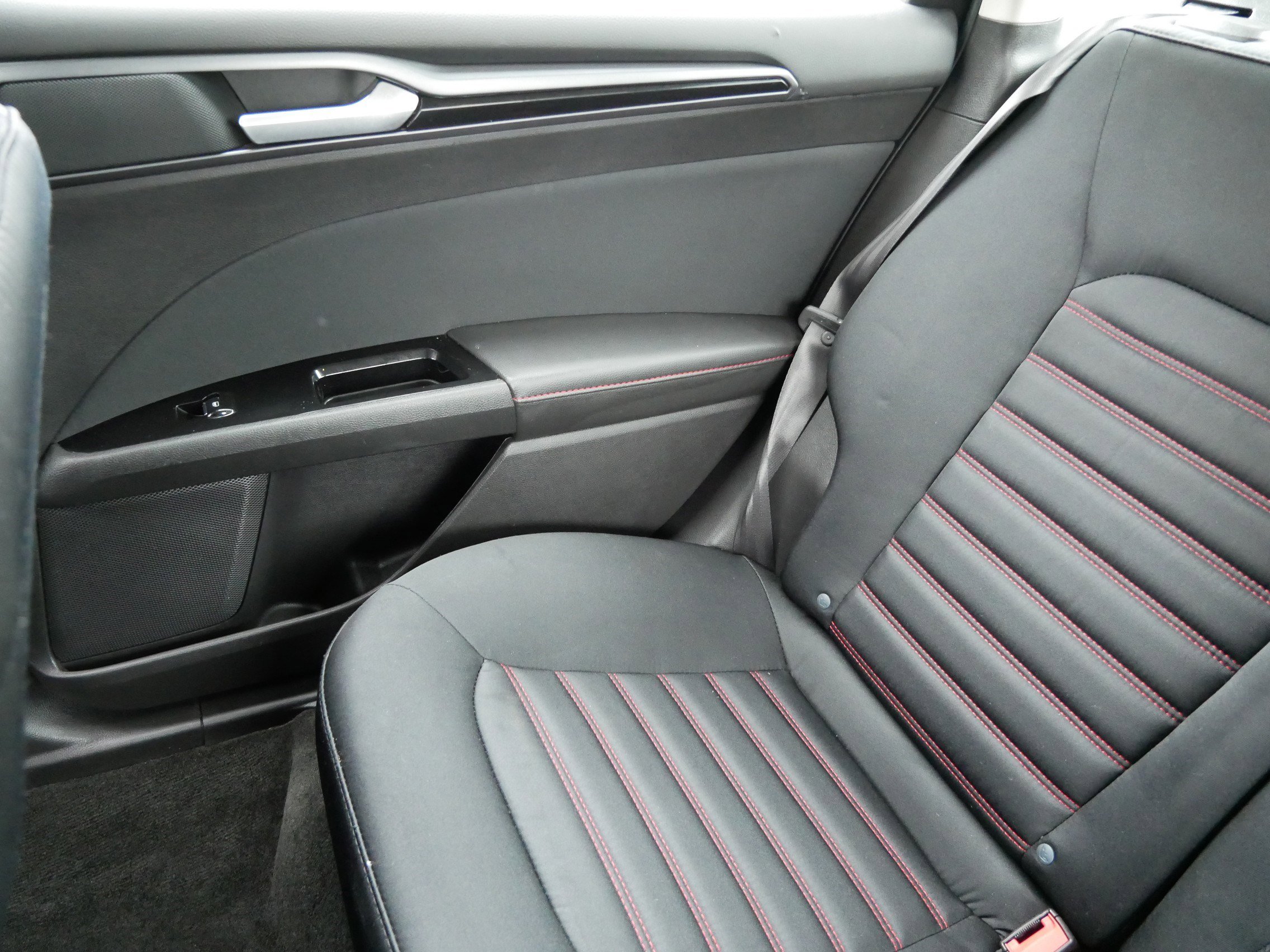 Used 2016 Ford Fusion SE image 12