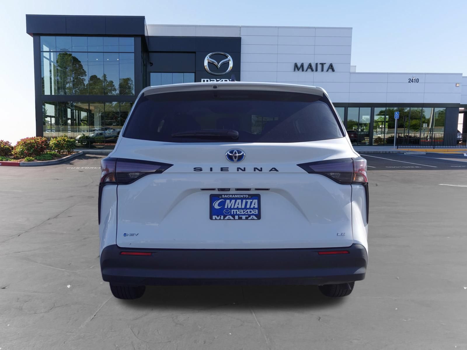 Used 2025 Toyota Sienna LE FWD image 4