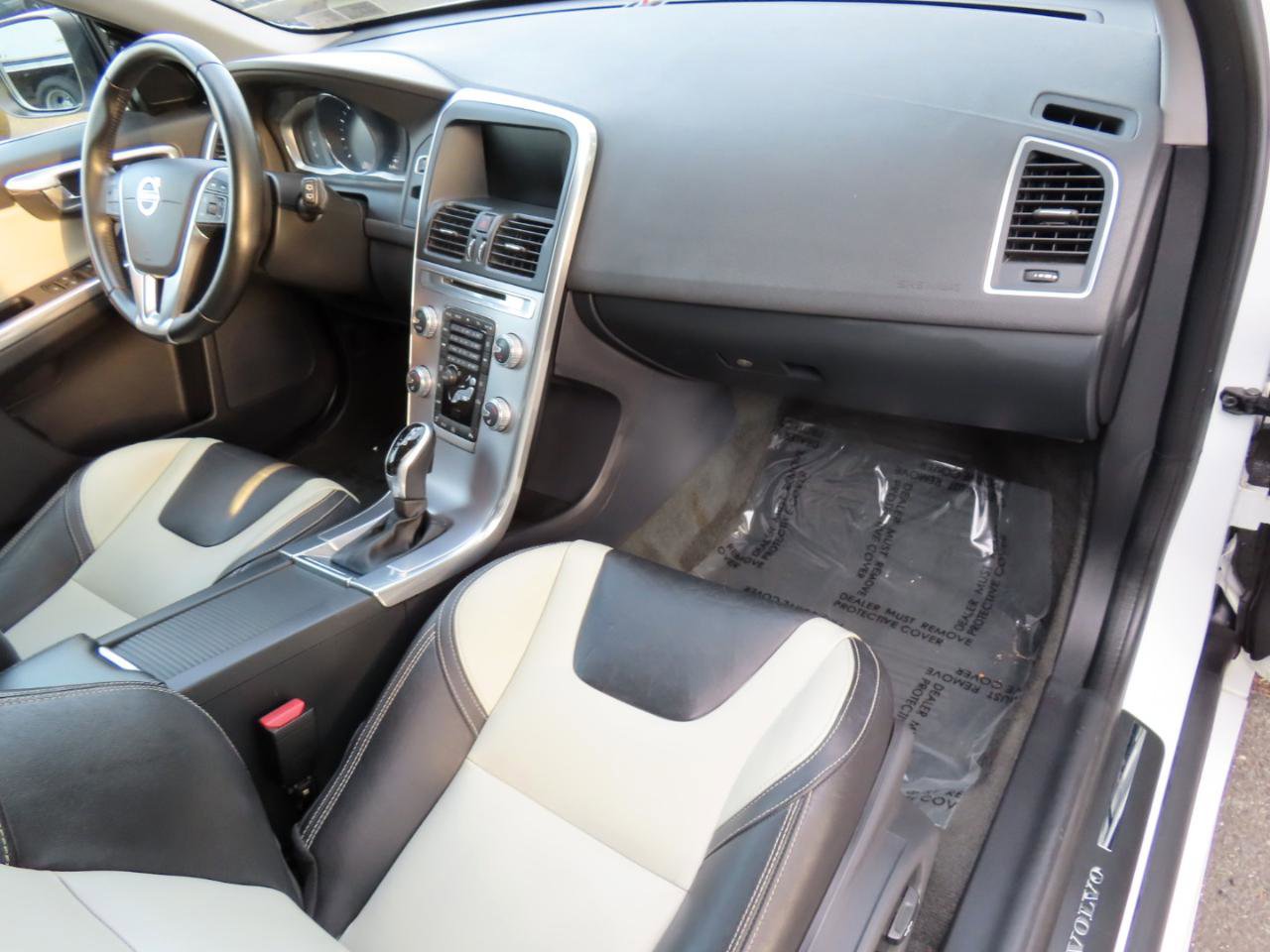 Used 2017 Volvo XC60 T5 Dynamic w/ Preferred Option Package image 18