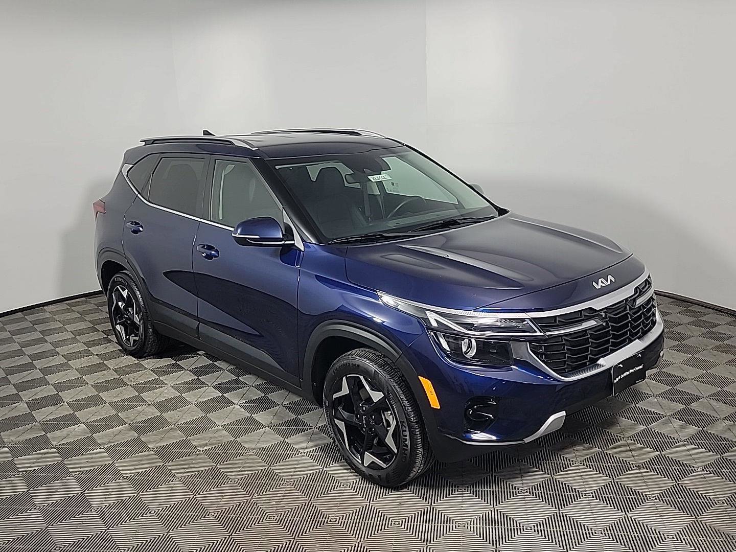 Used 2025 Kia Seltos EX image 2