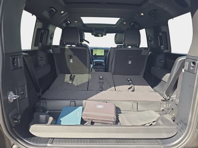 New 2026 Land Rover Defender 130 X-Dynamic SE image 21