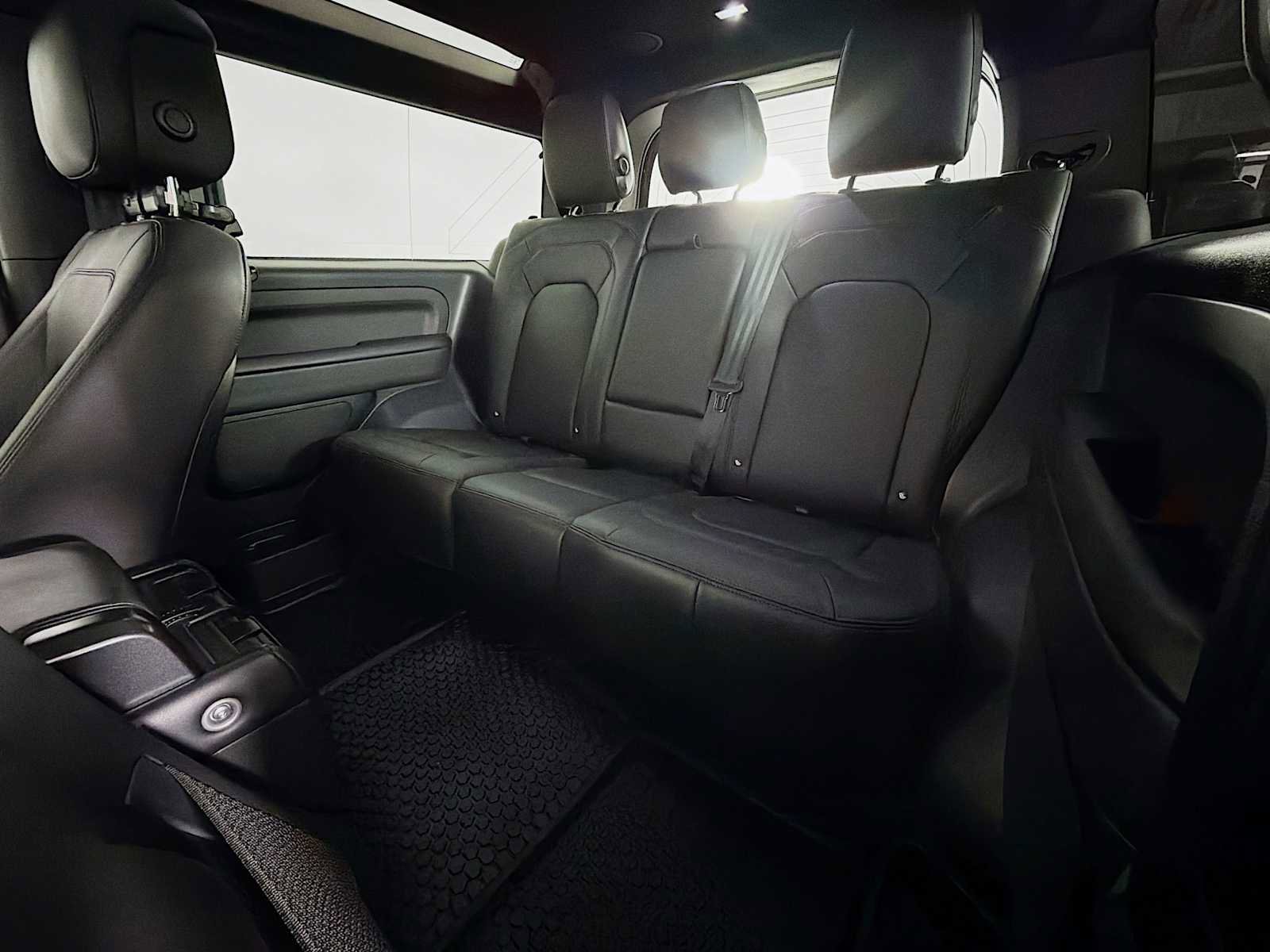 Used 2025 Land Rover Defender 90 X-Dynamic SE image 21