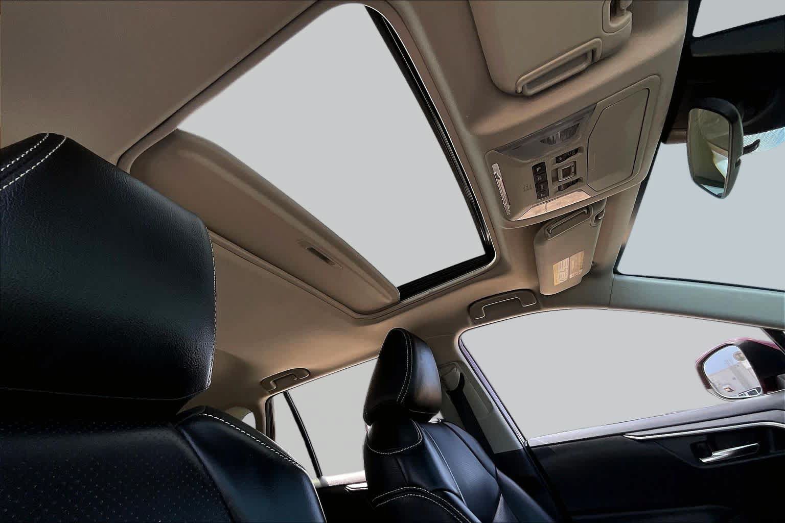 Used 2021 Toyota RAV4 XLE w/ Convenience Package FWD image 10