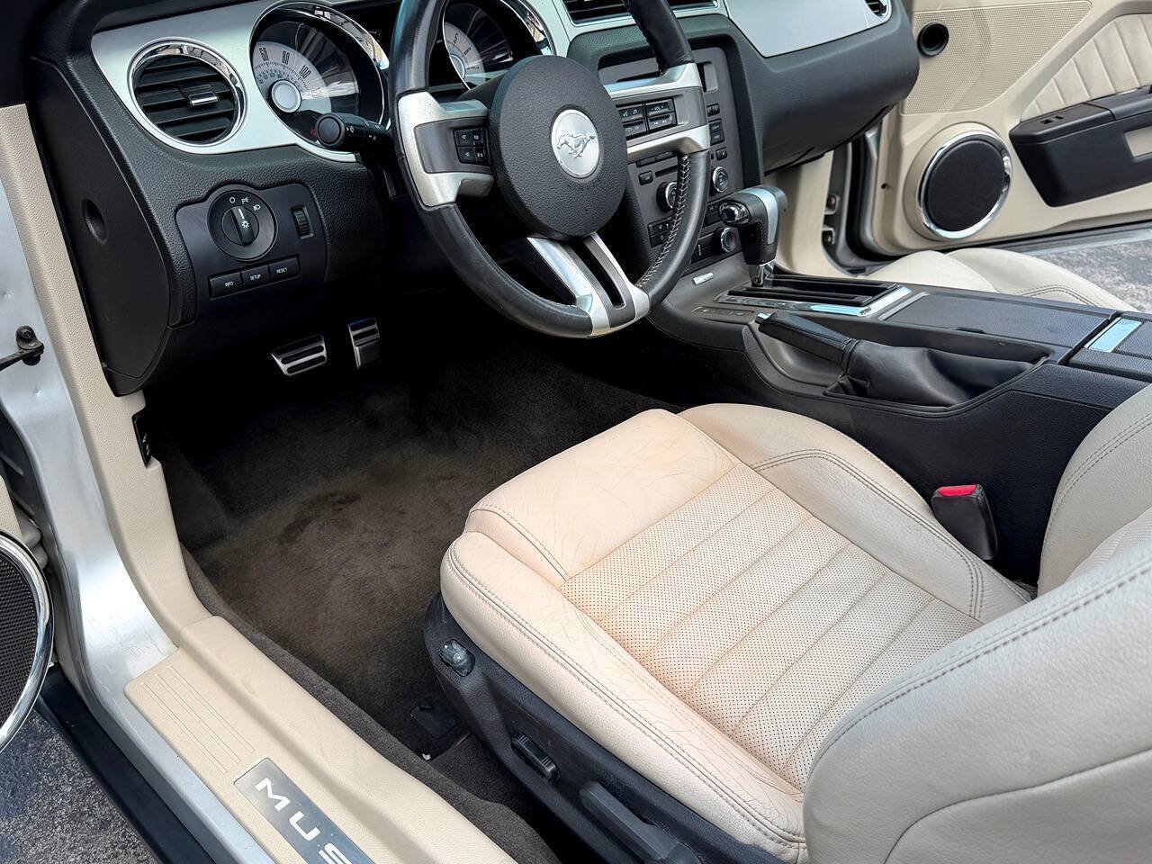 Used 2010 Ford Mustang Convertible RWD image 25