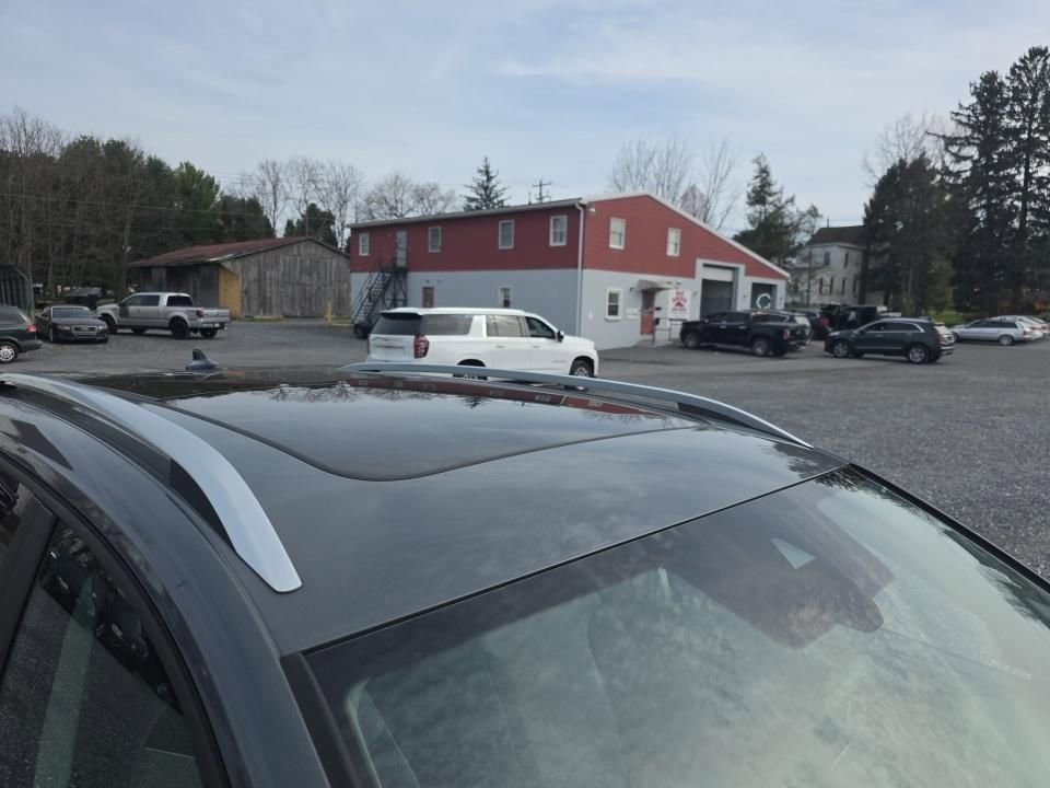 Used 2023 Volkswagen Taos SE w/ Panoramic Sunroof Package image 5