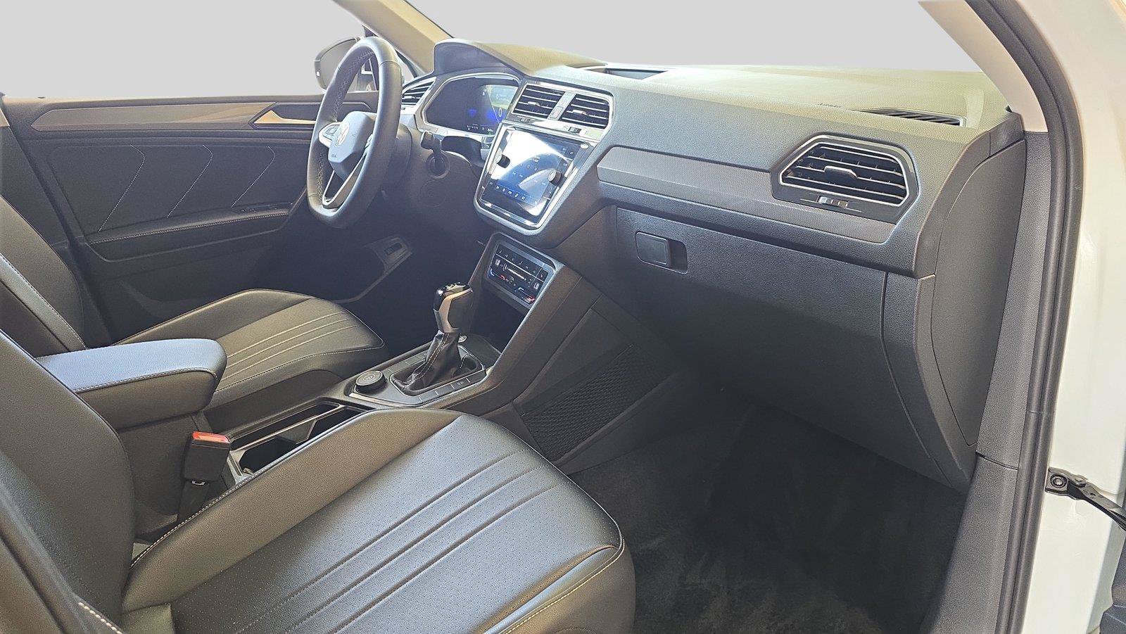 Used 2024 Volkswagen Tiguan SE AWD/4WD image 16