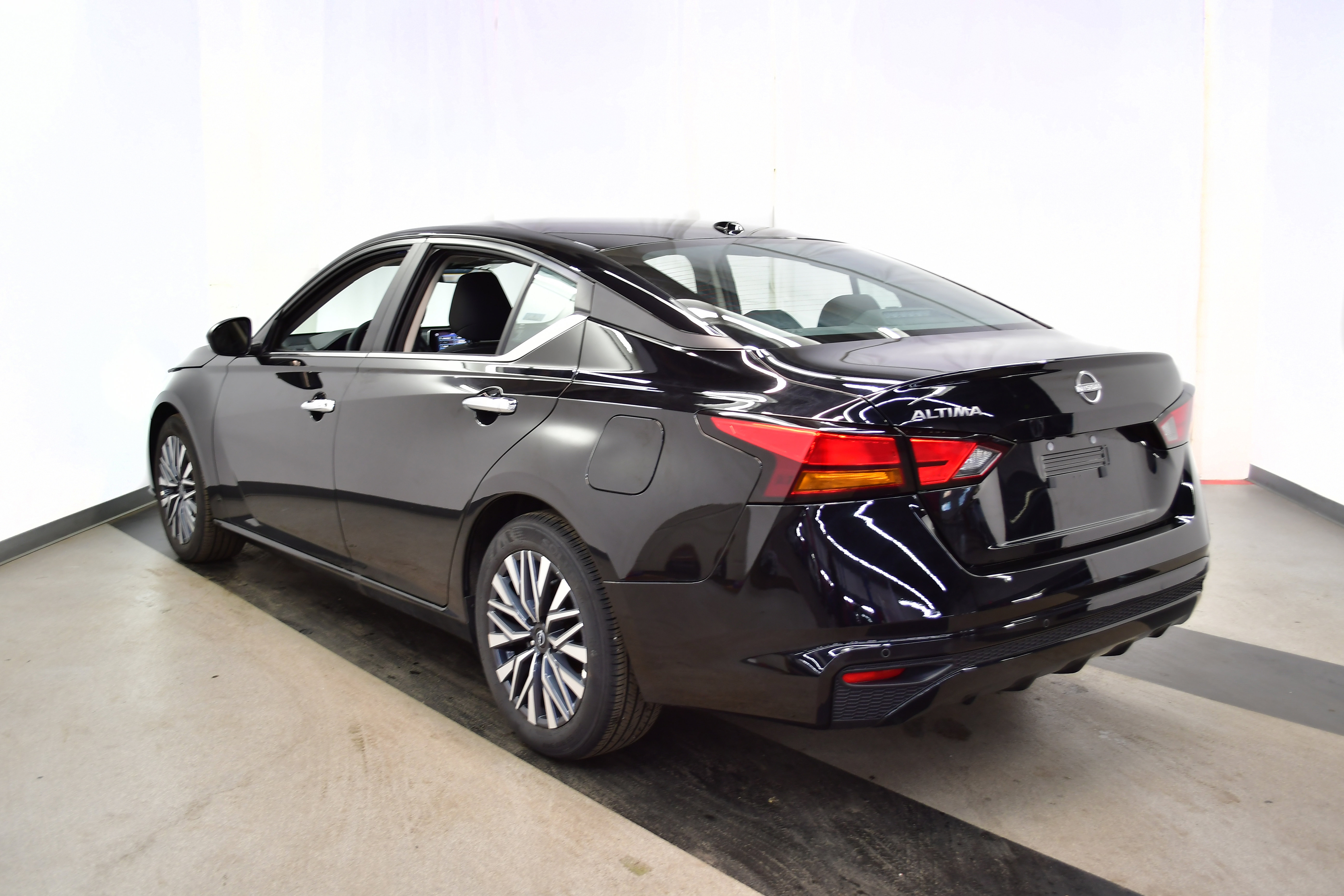 Used 2025 Nissan Altima 2.5 SV image 5