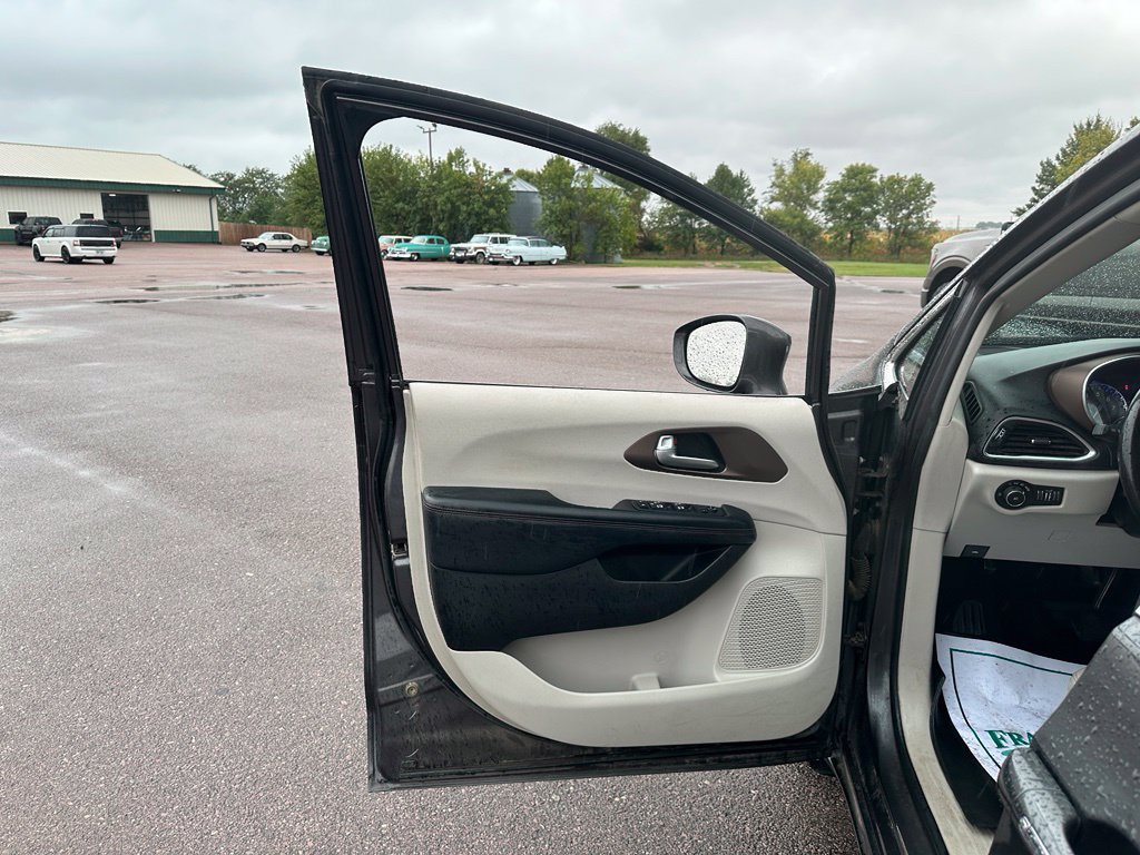 Used 2018 Chrysler Pacifica Touring-L Plus FWD image 11