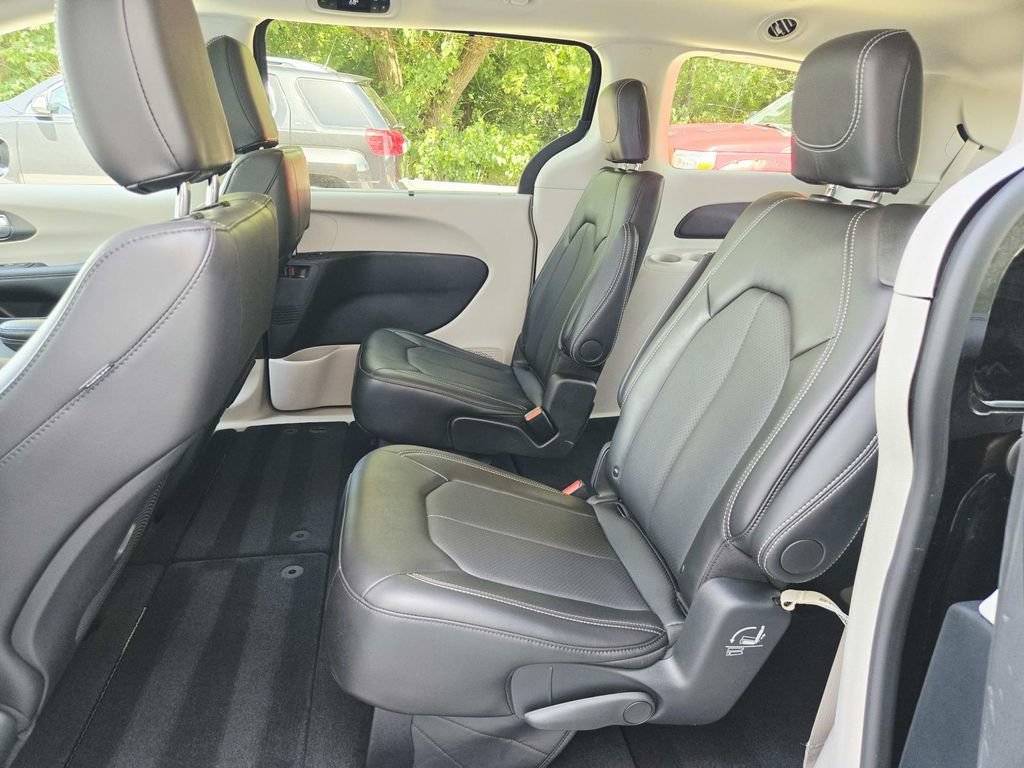 Used 2024 Chrysler Pacifica Touring-L w/ Road Tripper Package FWD image 12