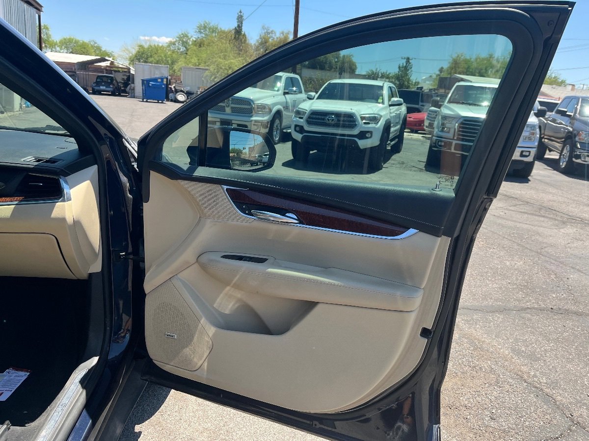 Used 2017 Cadillac XT5 Luxury w/ Driver Awareness Package FWD image 18