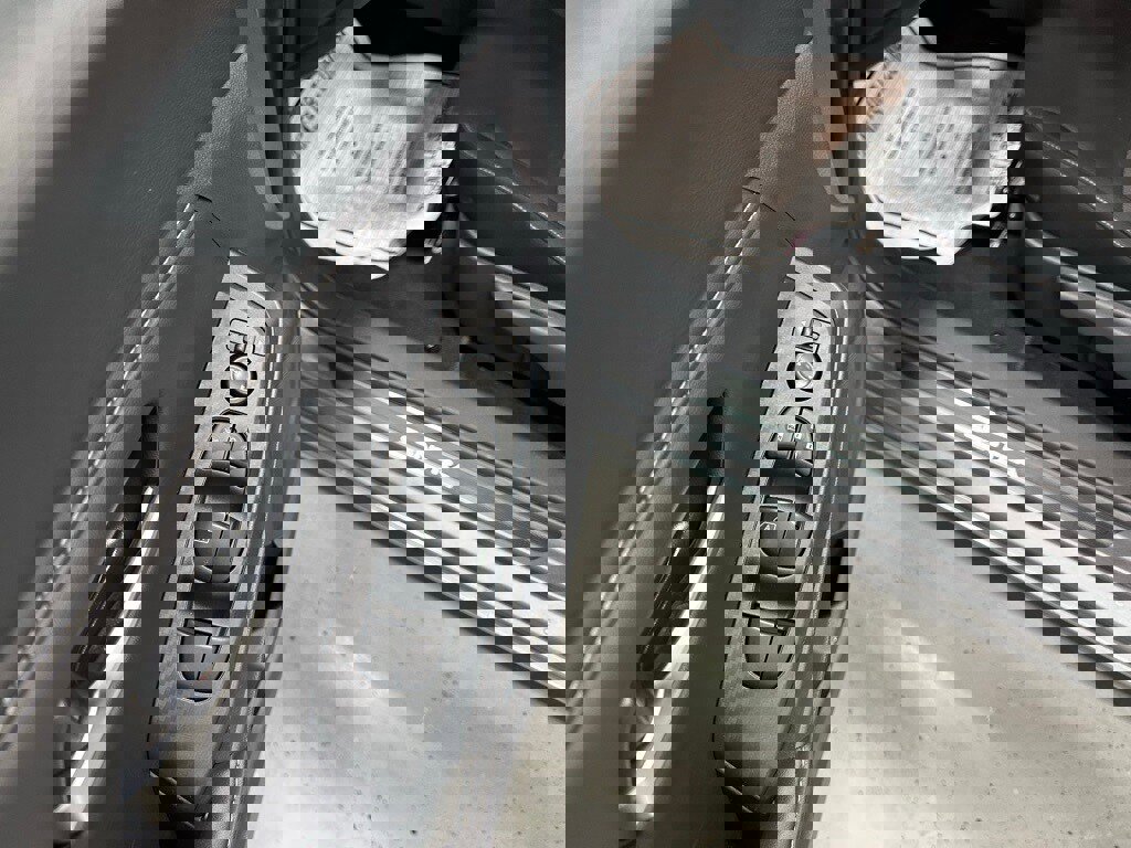 Used 2025 Nissan Sentra SV image 9