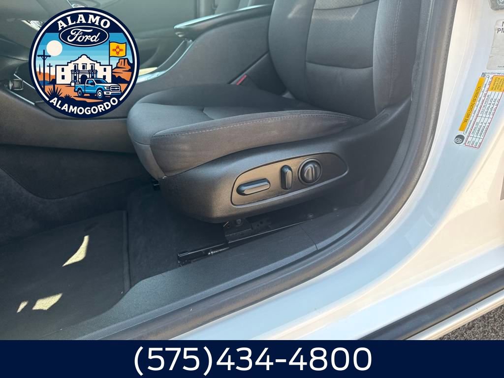 Used 2022 Chevrolet Malibu LT image 4