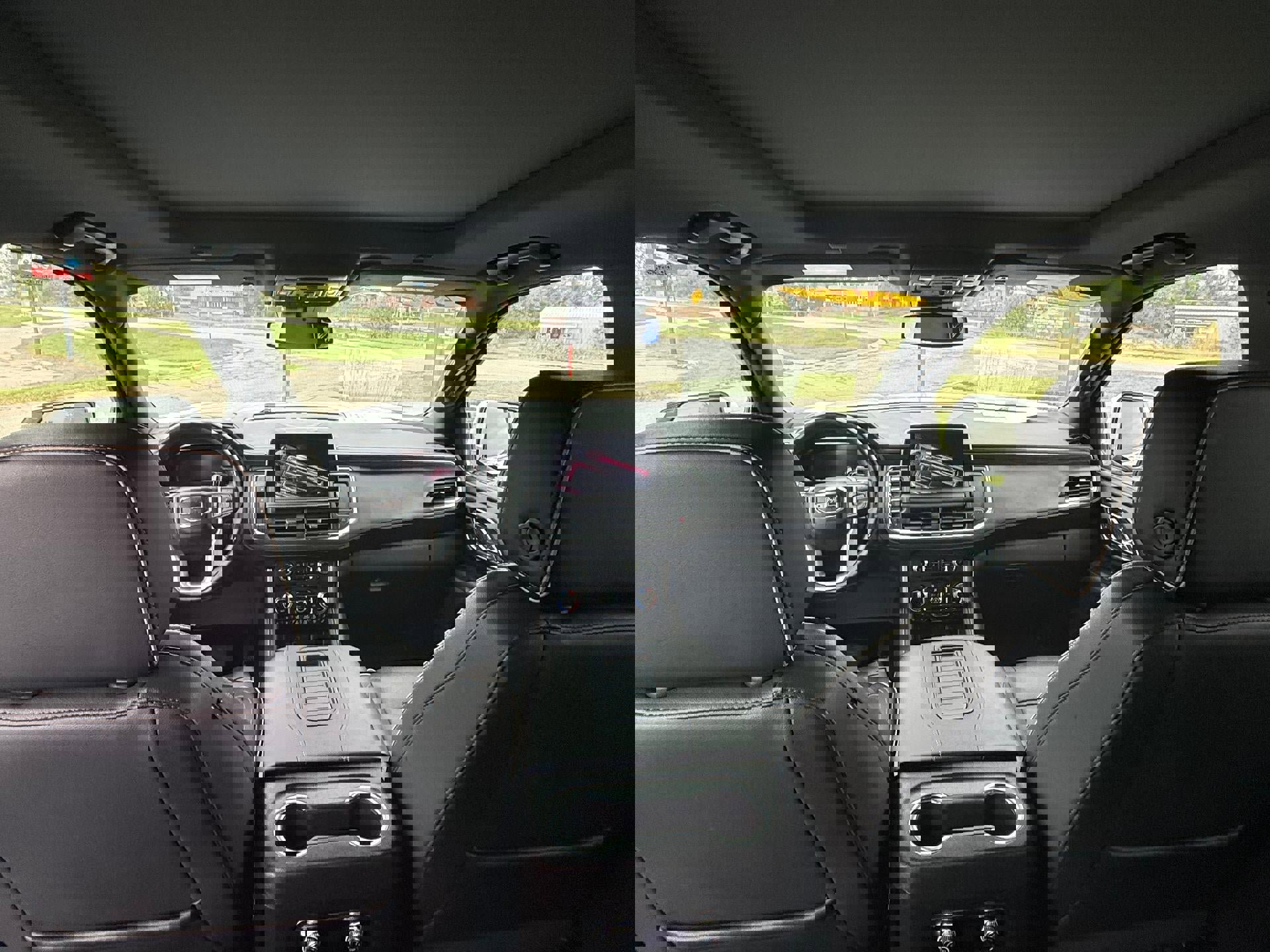 Used 2023 GMC Yukon SLT w/ SLT Luxury Package image 4