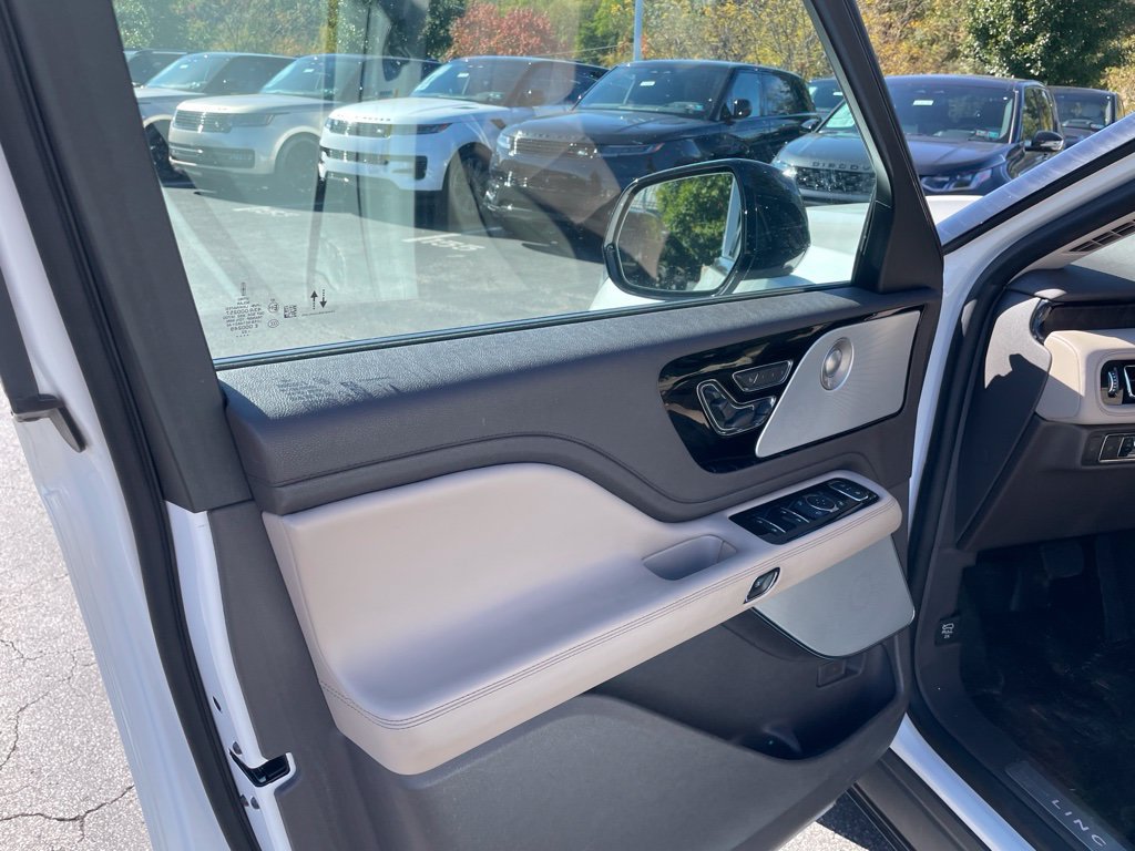 Used 2023 Lincoln Aviator Reserve w/ Equipment Group 201A AWD/4WD image 4