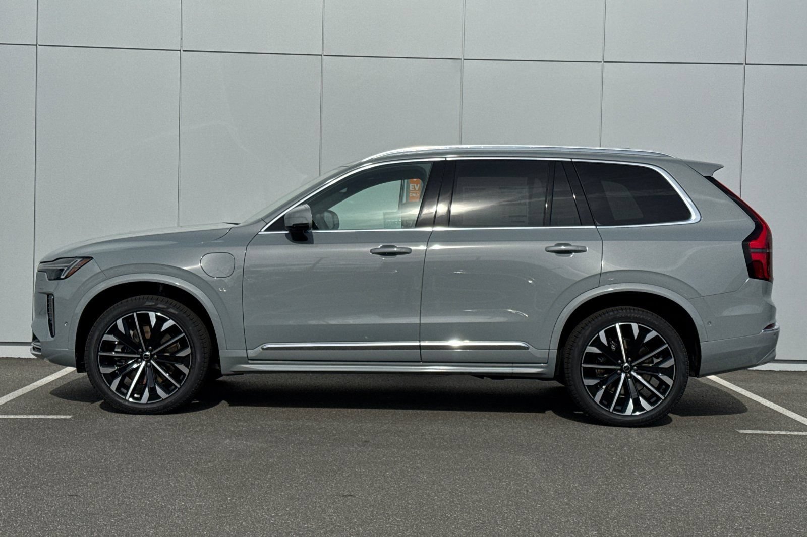 New 2026 Volvo XC90 T8 Plus w/ Protection Package AWD/4WD image 2
