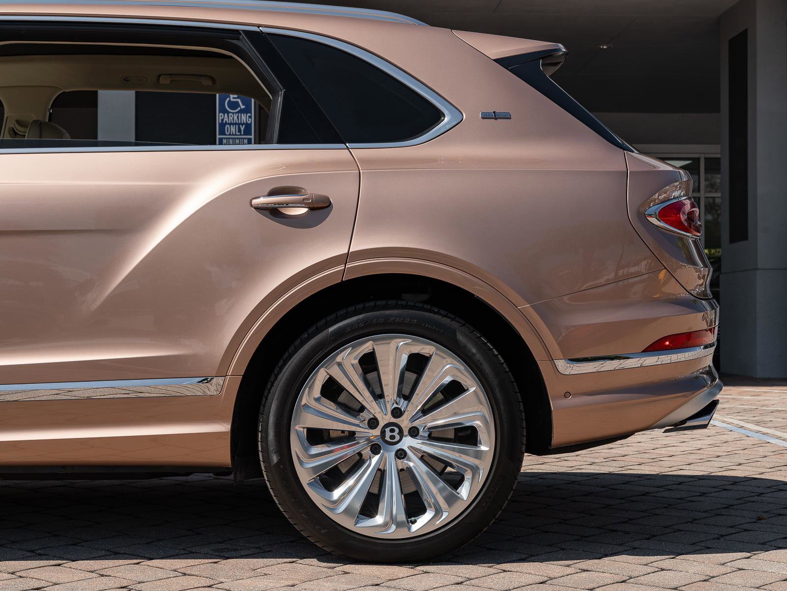 Used 2023 Bentley Bentayga Extended Wheelbase image 27