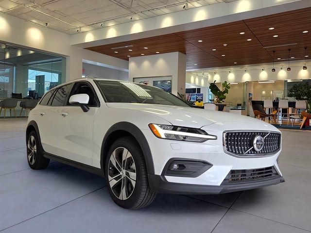 Certified 2026 Volvo V60 B5 Cross Country Plus w/ Protection Package Premier AWD/4WD image 5