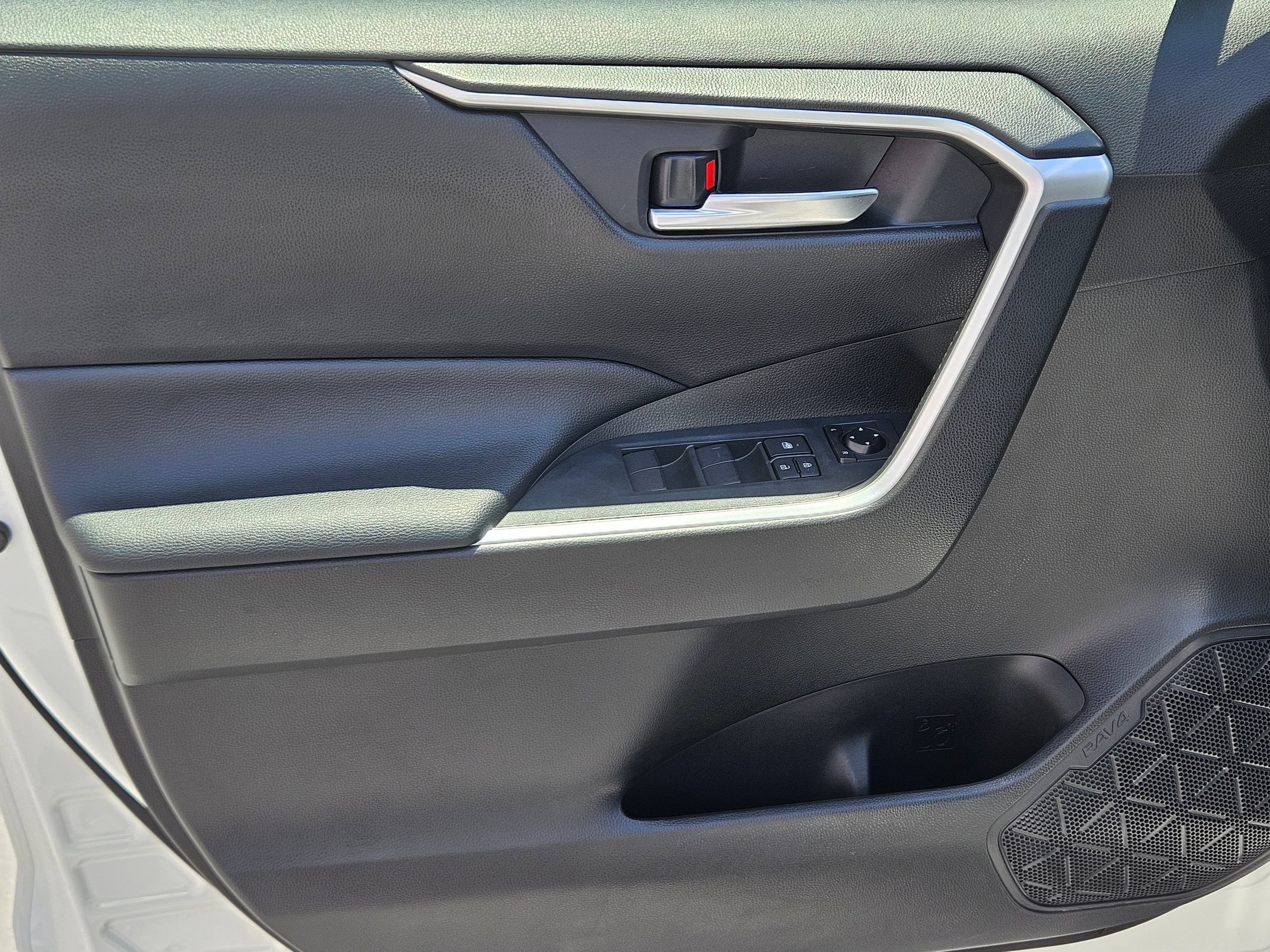 Used 2021 Toyota RAV4 XLE FWD image 18