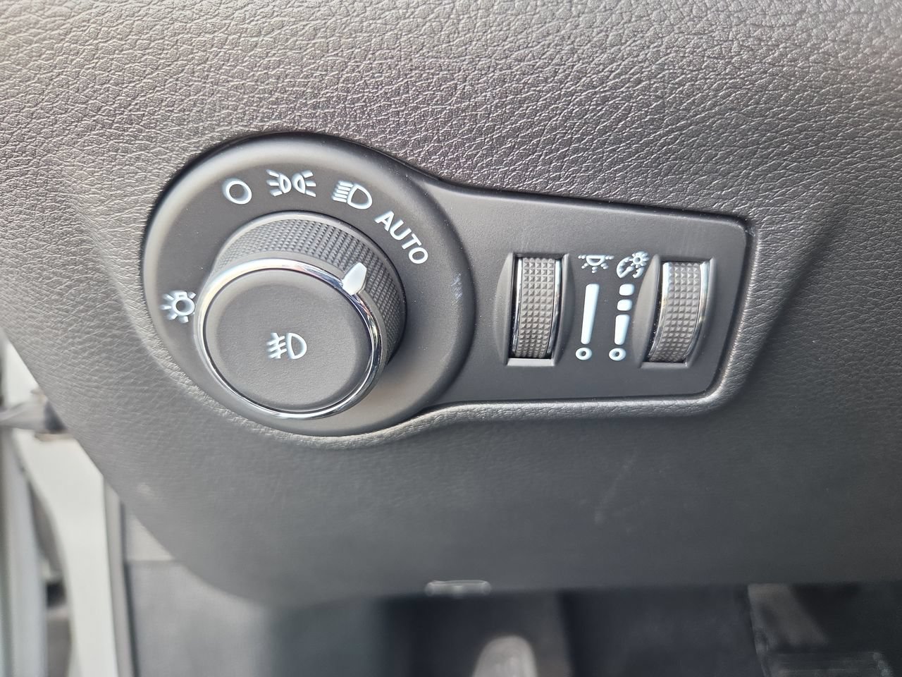 New 2026 Jeep Compass Latitude w/ Sun and Sound Group AWD/4WD image 31