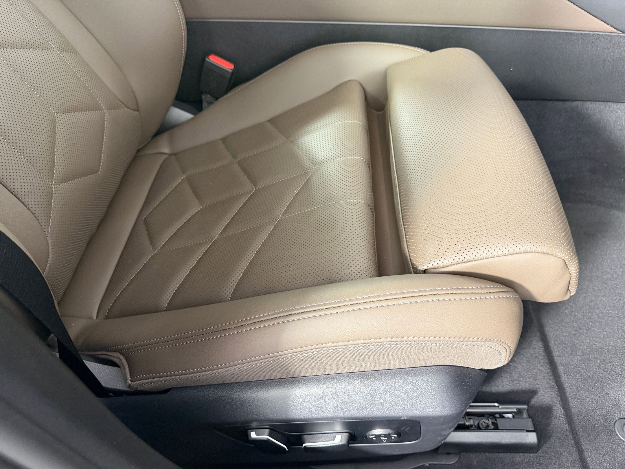 Certified 2025 BMW 530i image 33