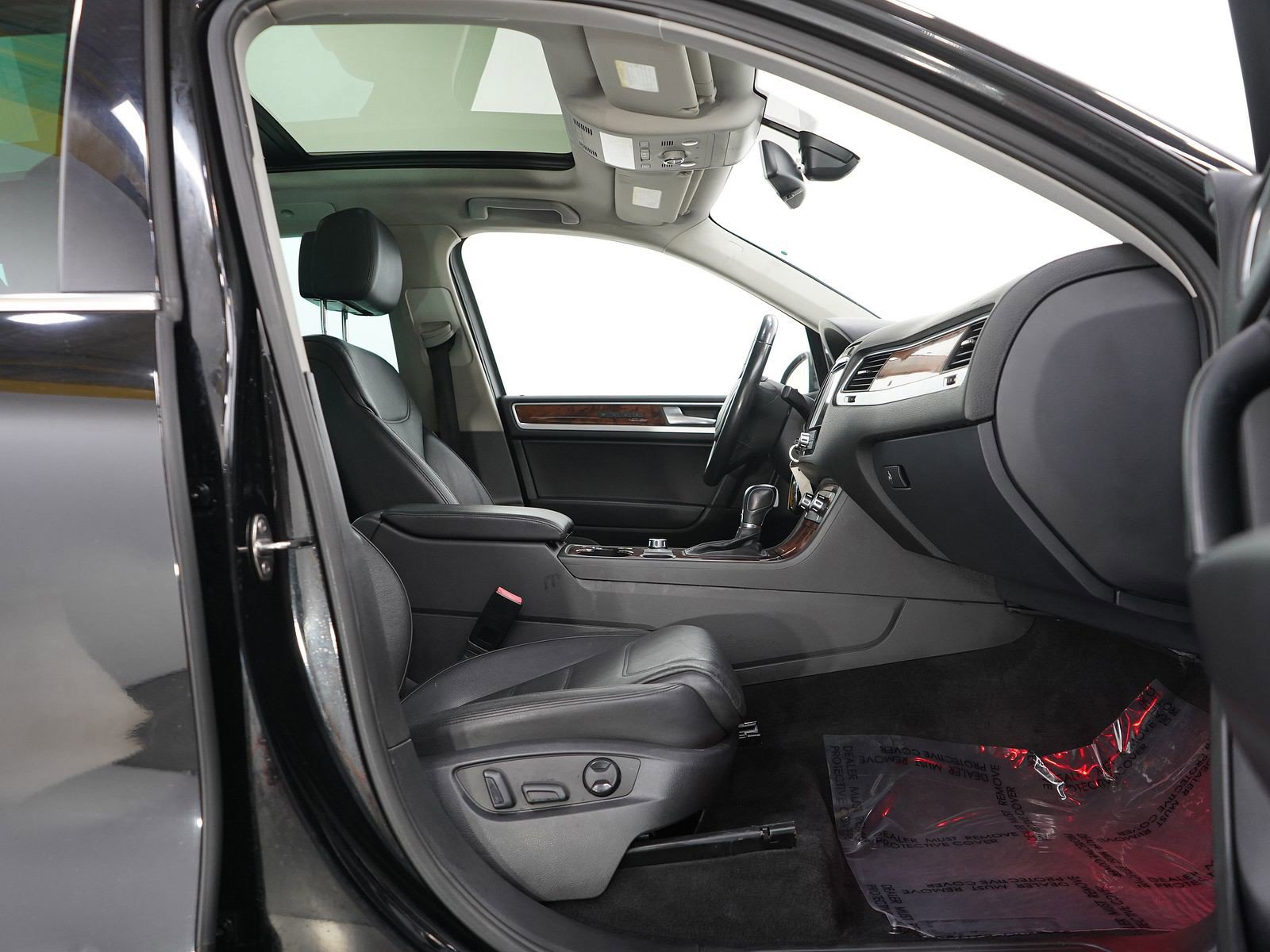 Used 2012 Volkswagen Touareg Executive image 11