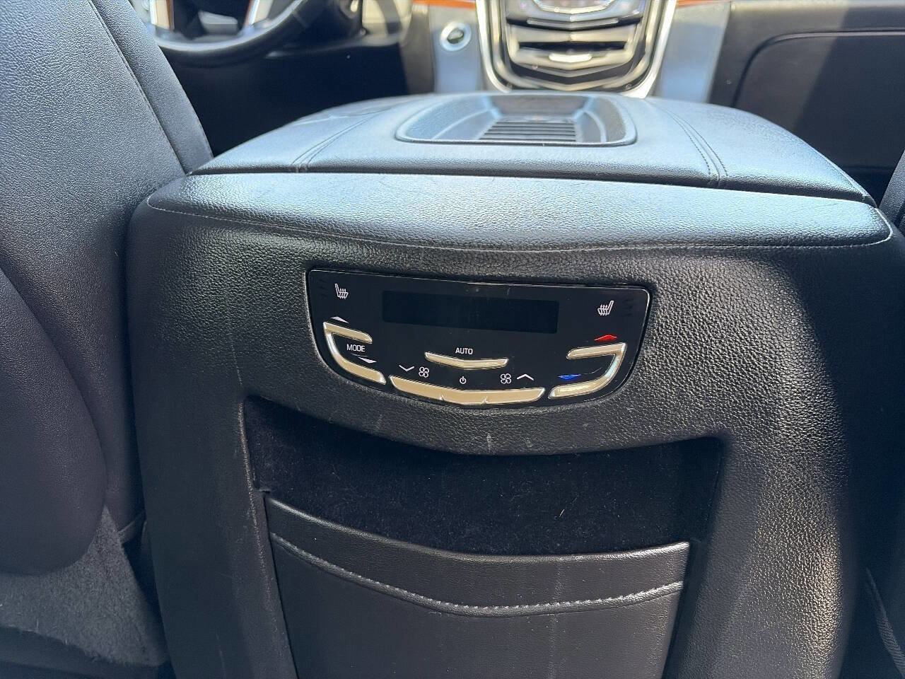 Used 2018 Cadillac Escalade Luxury AWD/4WD image 27