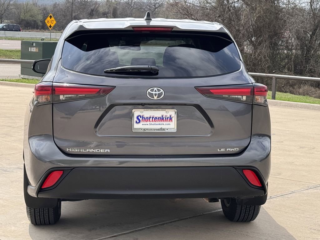 Used 2024 Toyota Highlander LE AWD/4WD image 5