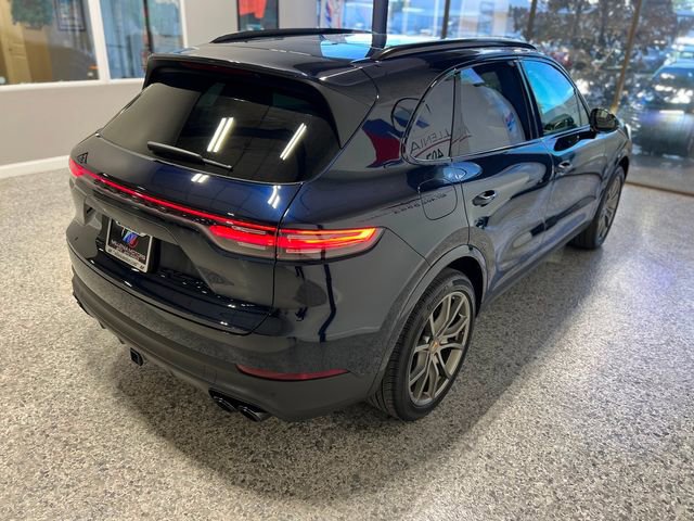 Used 2023 Porsche Cayenne Platinum Edition image 9