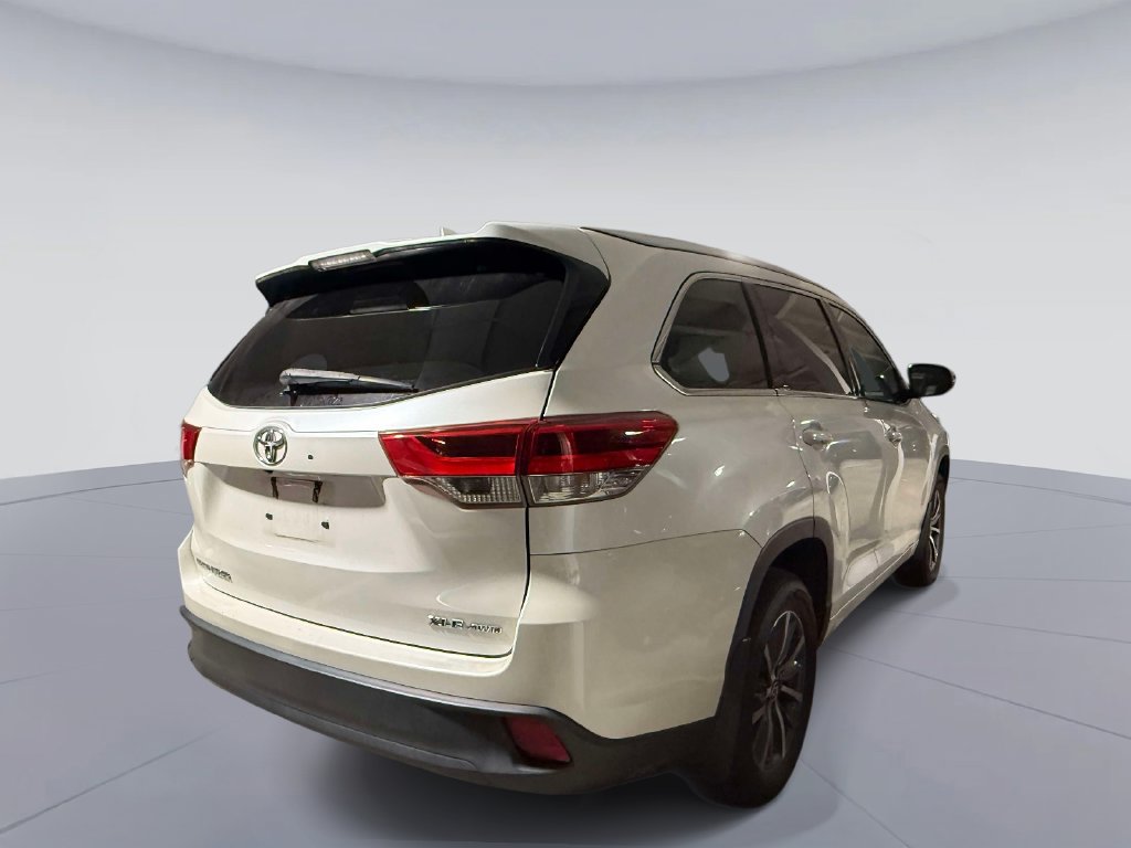 Used 2017 Toyota Highlander XLE AWD/4WD image 4