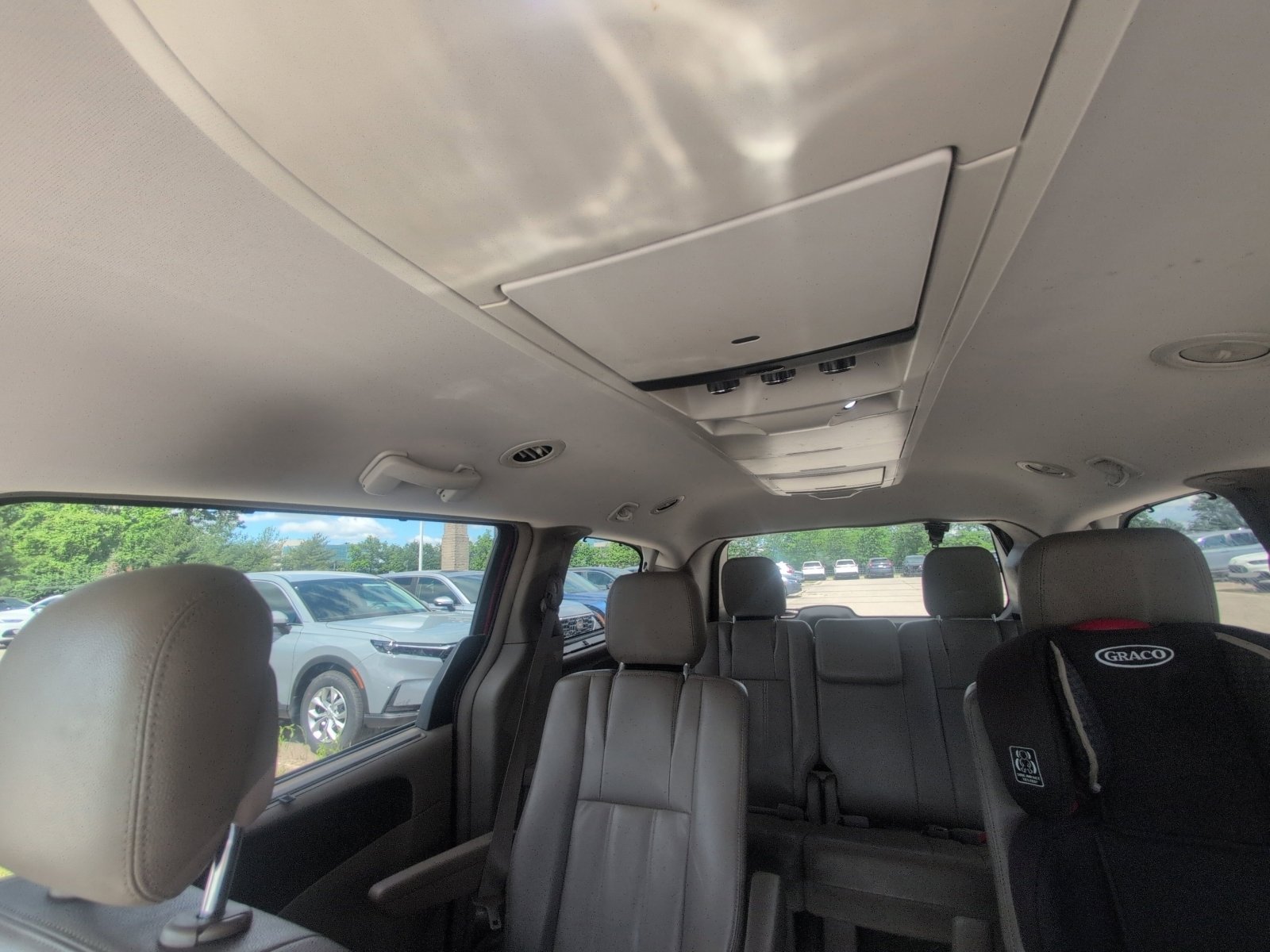 Used 2015 Chrysler Town & Country Touring FWD image 3