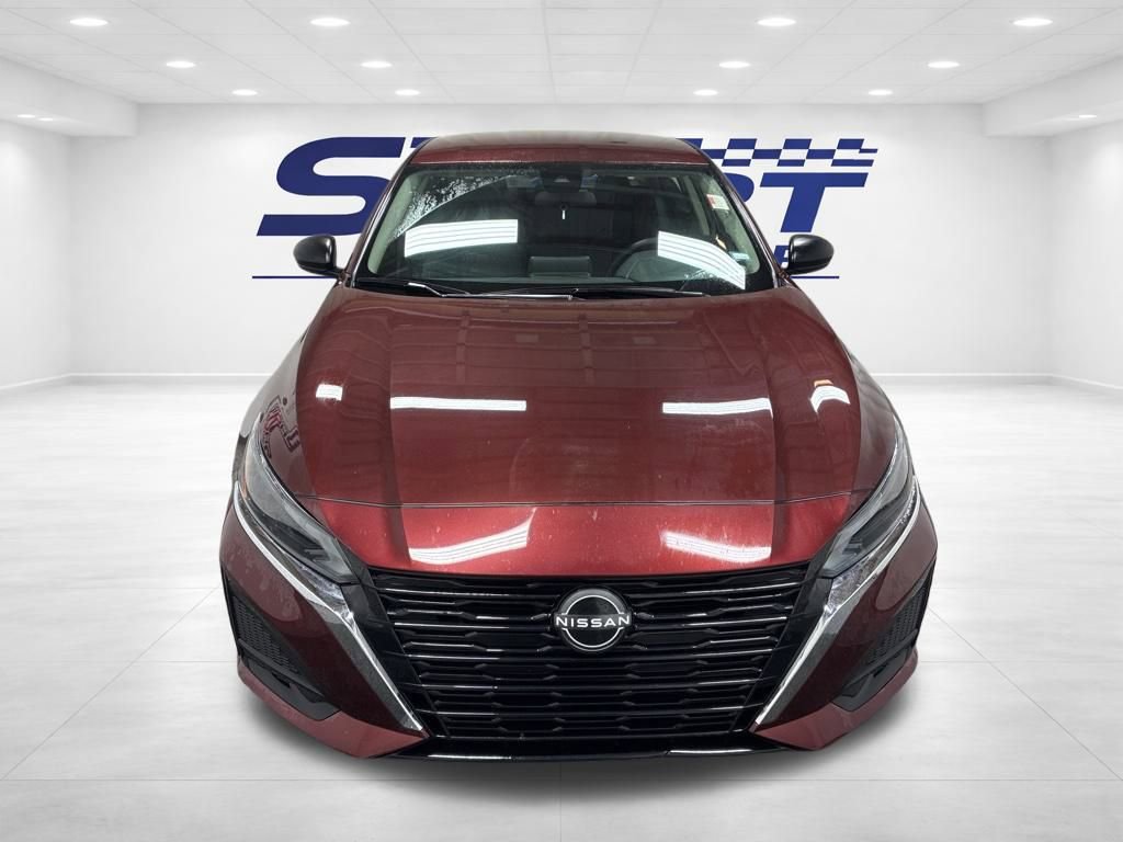 Used 2024 Nissan Altima 2.5 SV image 2