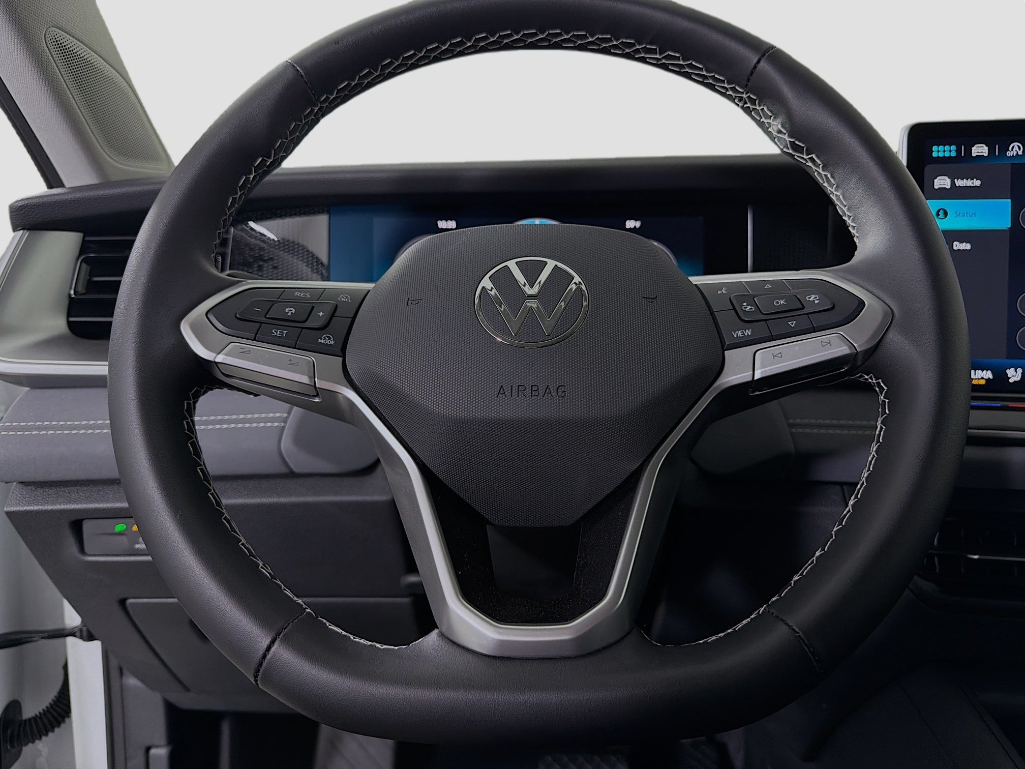Used 2025 Volkswagen Tiguan SE FWD image 12