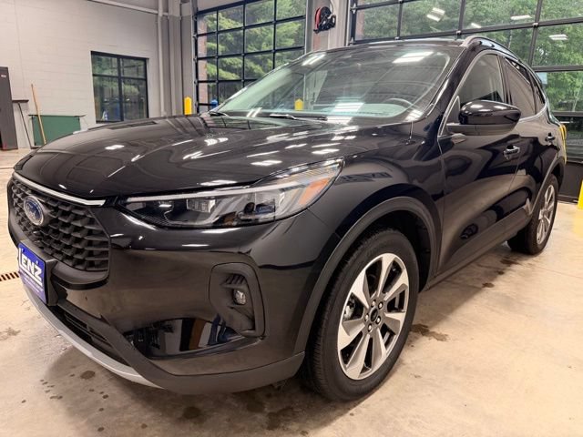 Used 2025 Ford Escape Platinum AWD/4WD image 4