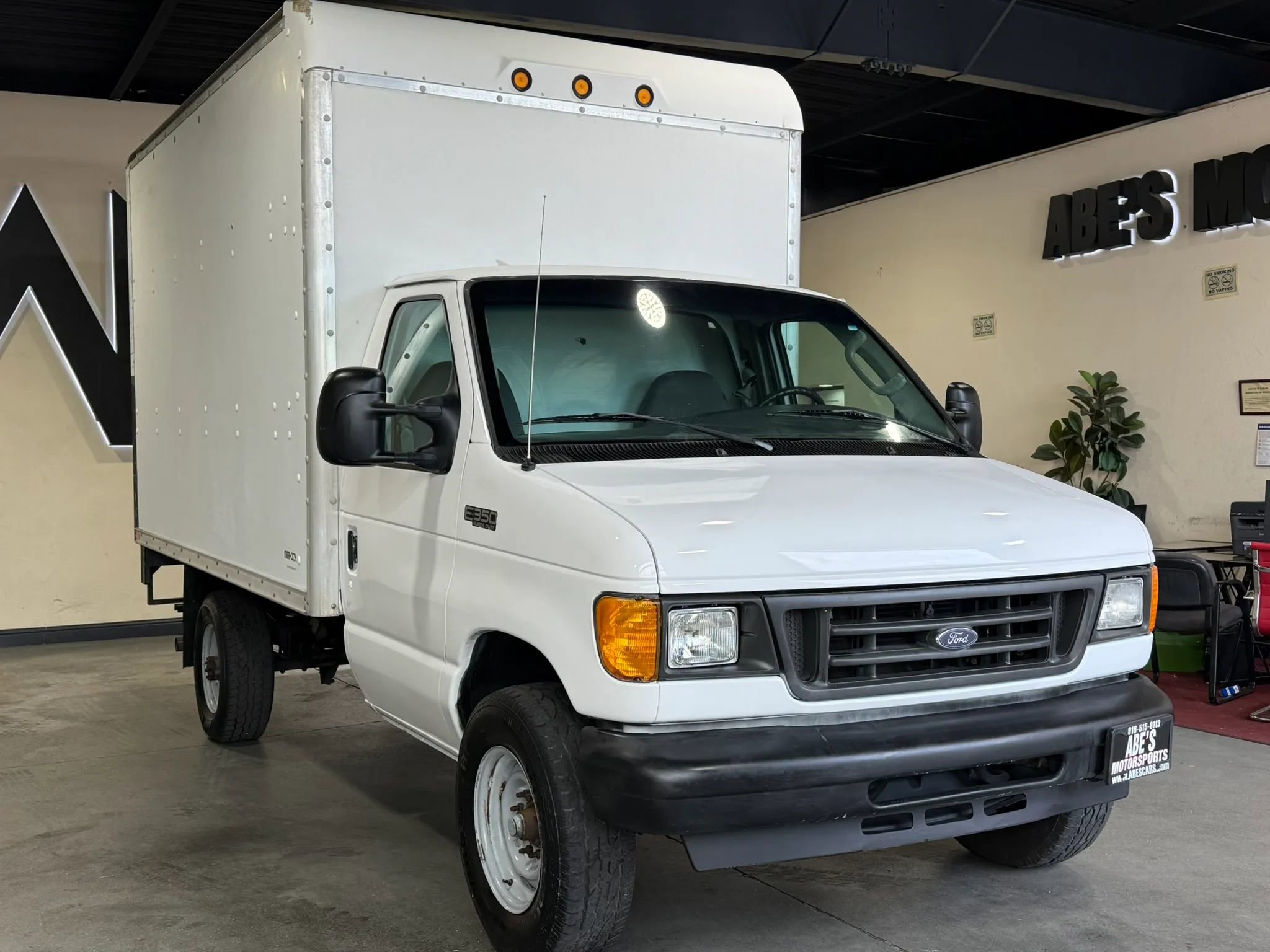 Used 2005 Ford E-350 and Econoline 350 Super Duty RWD image 3
