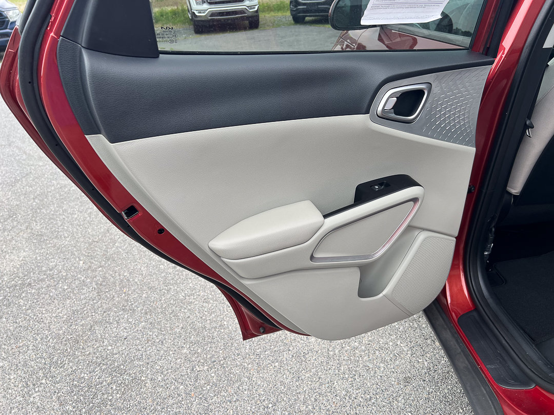 Used 2023 Kia Soul LX w/ LX Technology Package FWD image 24