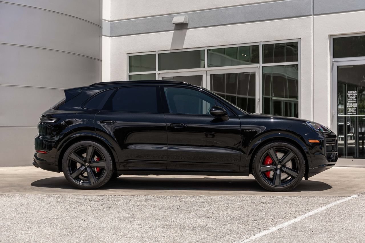 Used 2025 Porsche Cayenne Turbo AWD/4WD image 8
