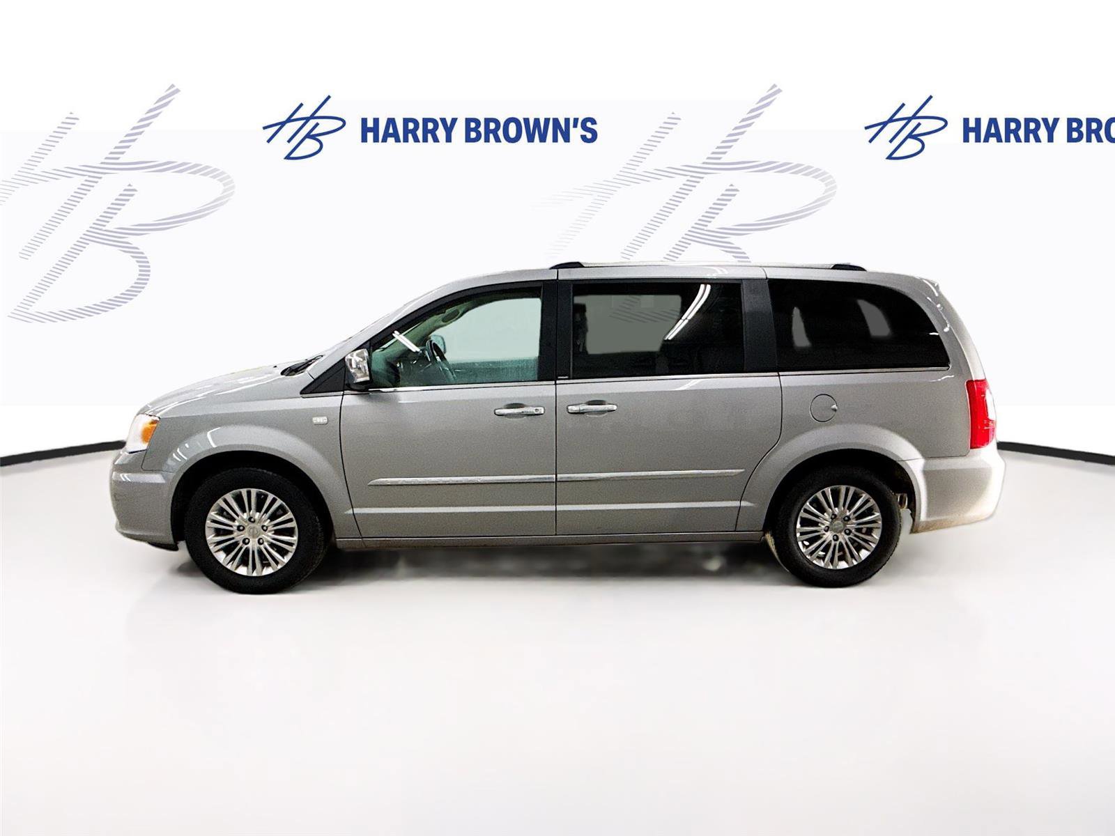 Used 2014 Chrysler Town & Country Touring-L image 8