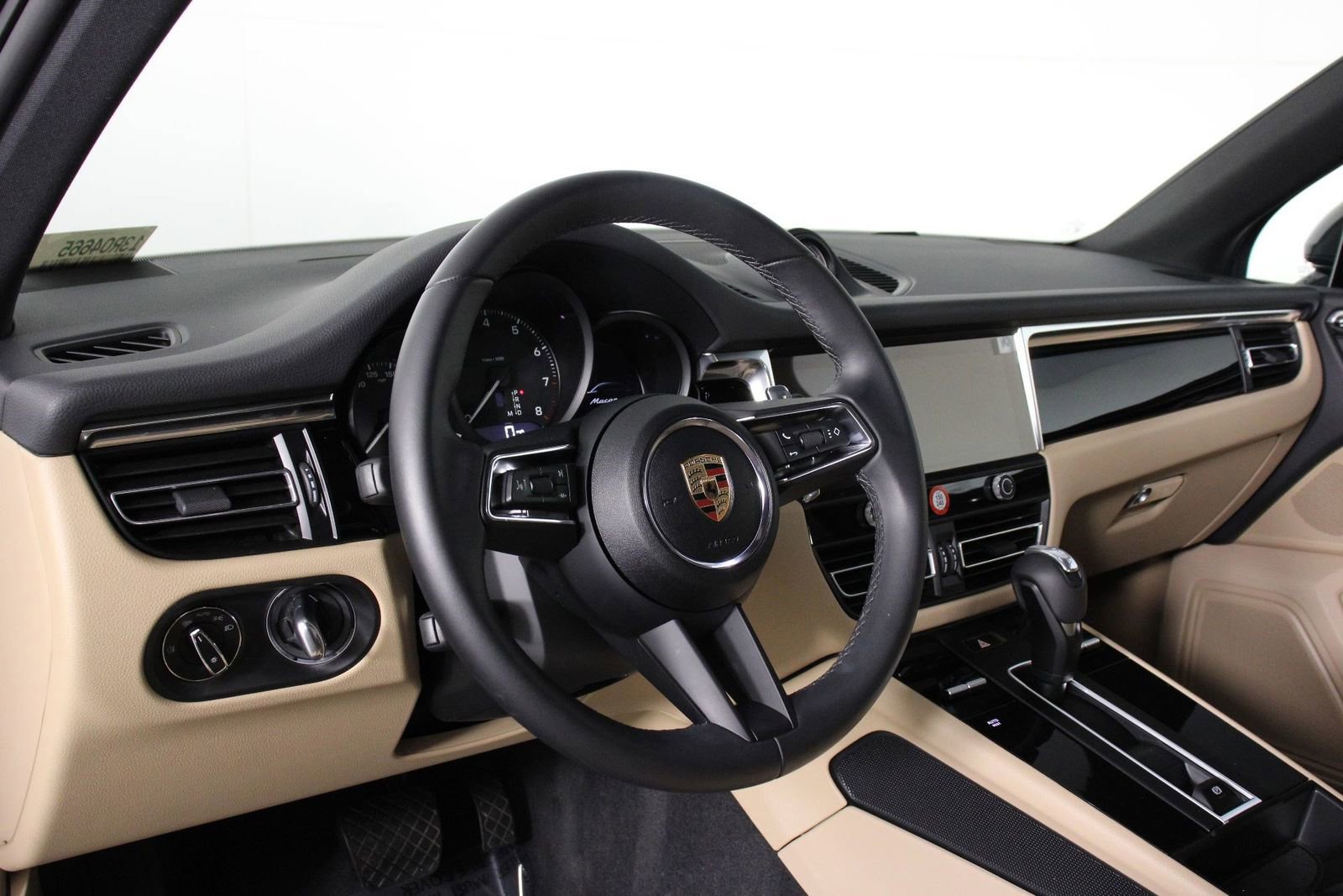 Certified 2025 Porsche Macan image 4