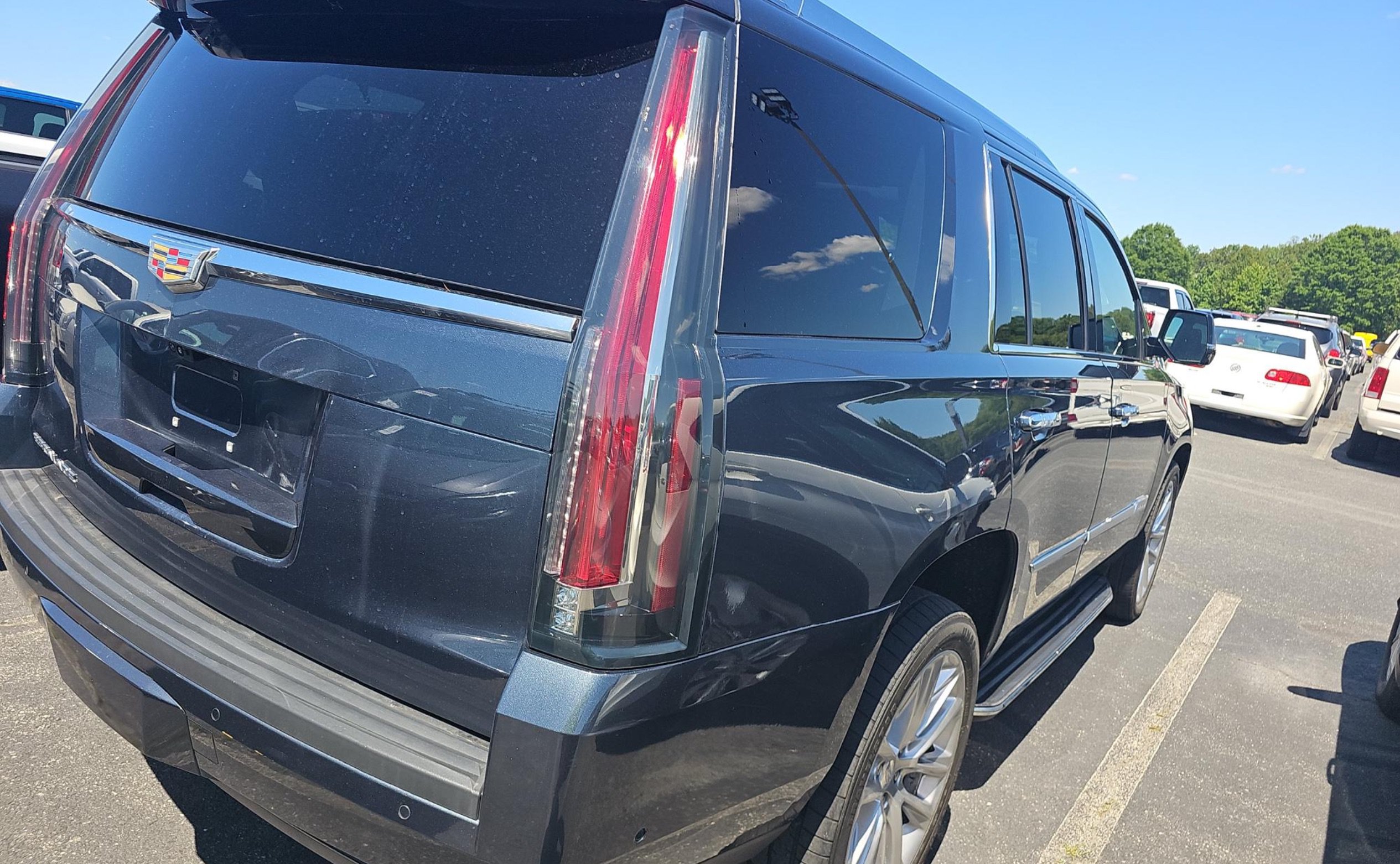 Used 2020 Cadillac Escalade Luxury AWD/4WD image 3