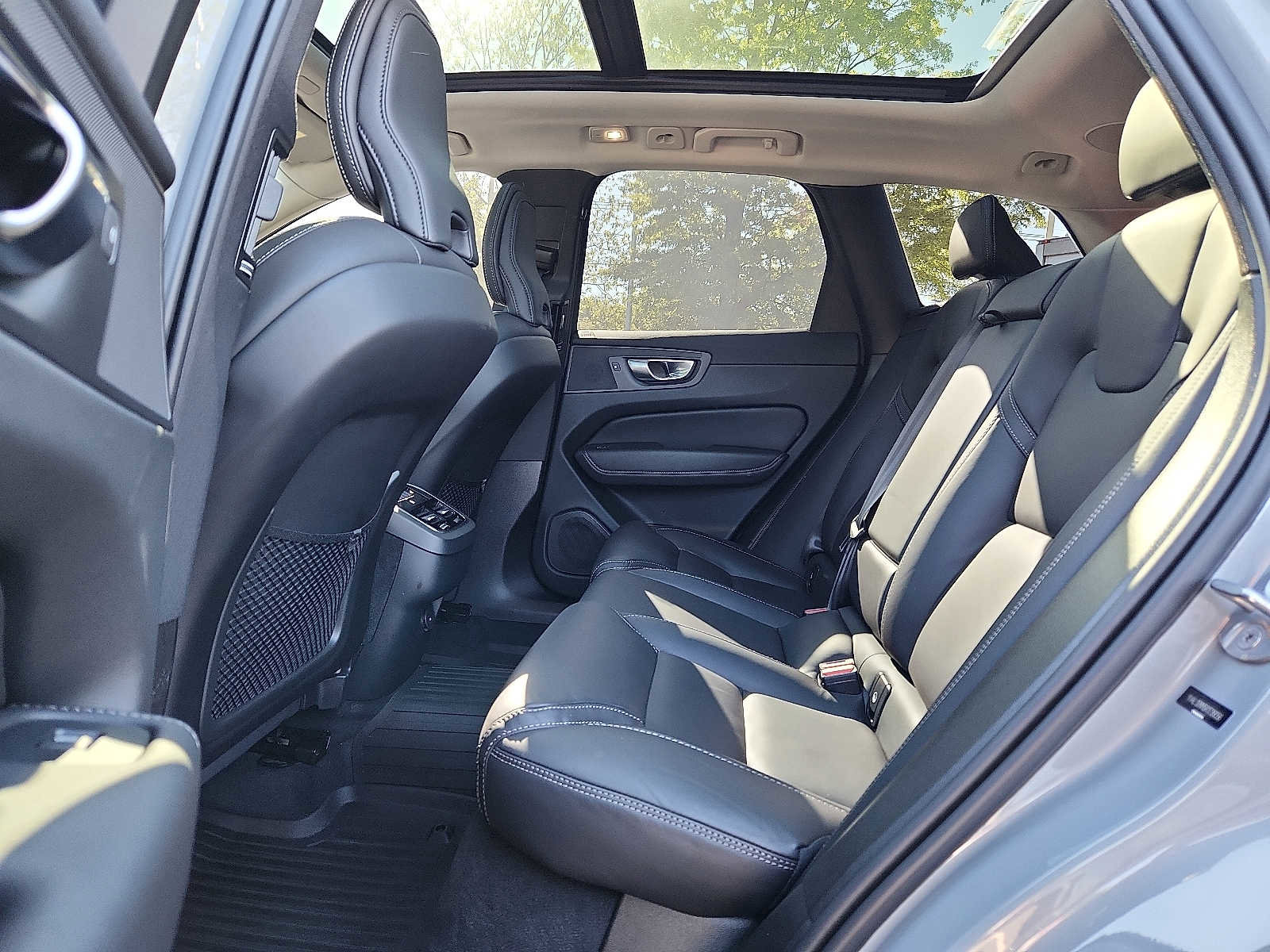 Certified 2024 Volvo XC60 B5 Ultimate w/ Protection Package Premier AWD/4WD image 10