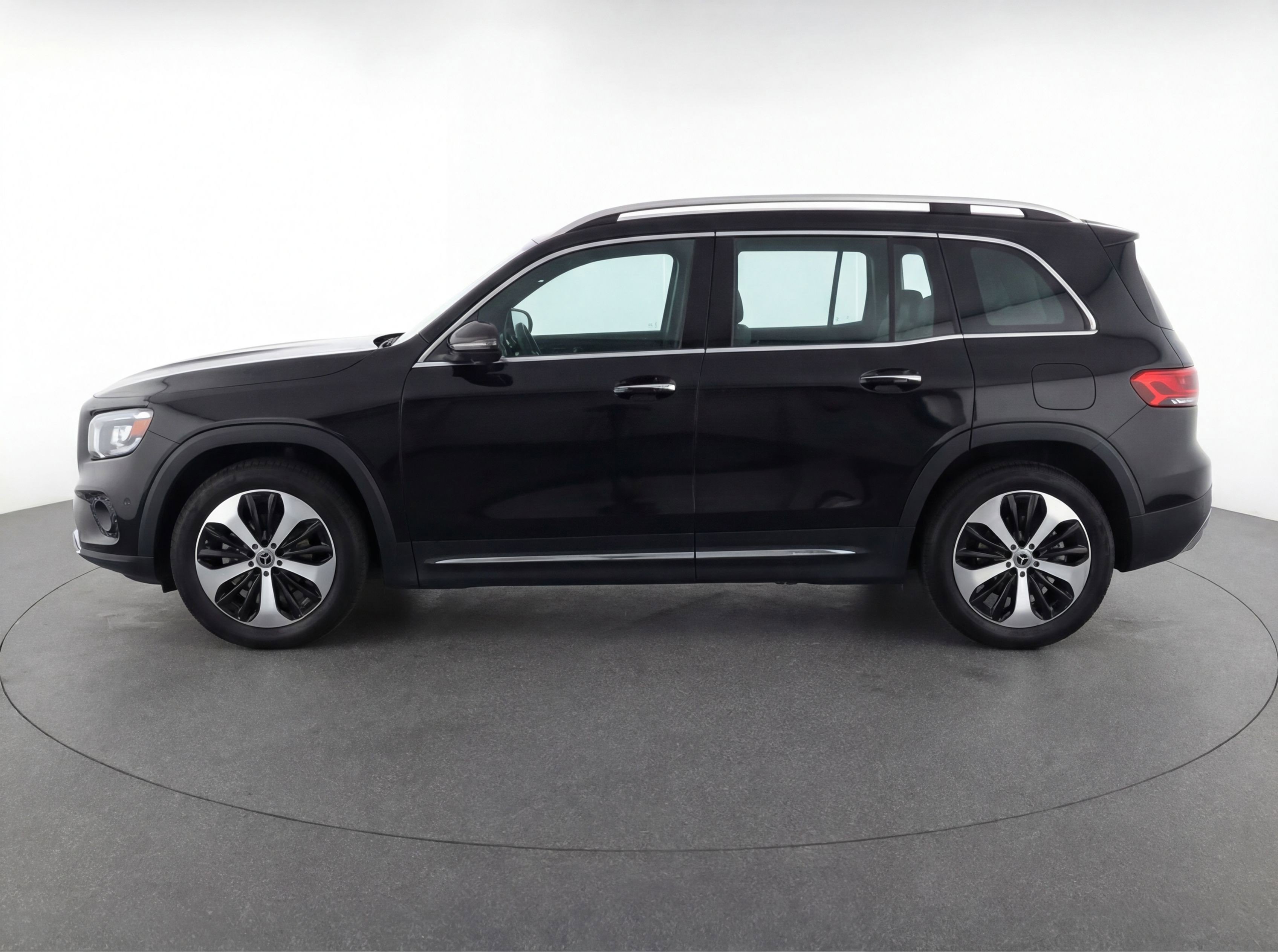 Used 2025 Mercedes-Benz GLB 250 4MATIC image 5