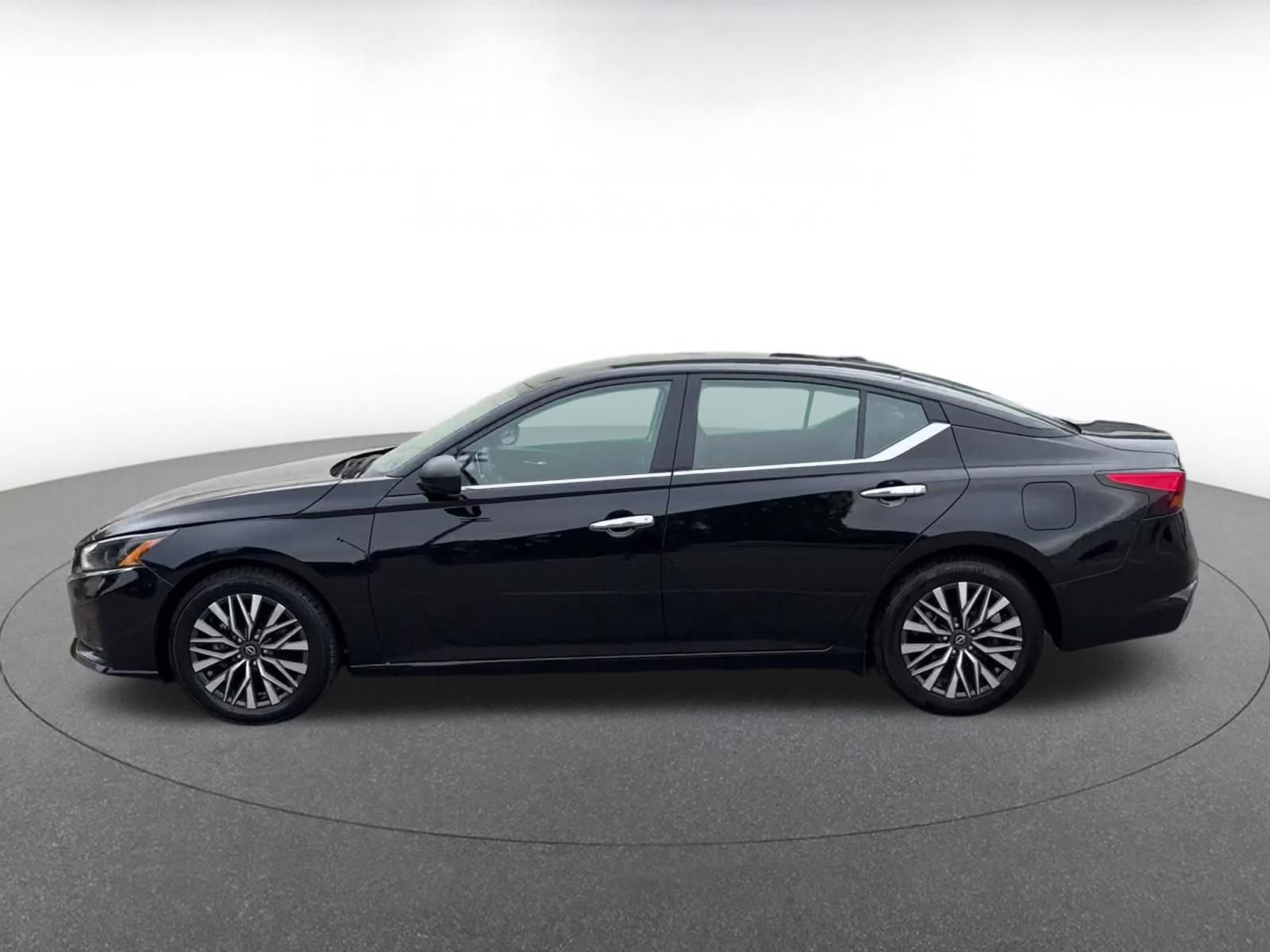 Used 2025 Nissan Altima 2.5 SV FWD image 9