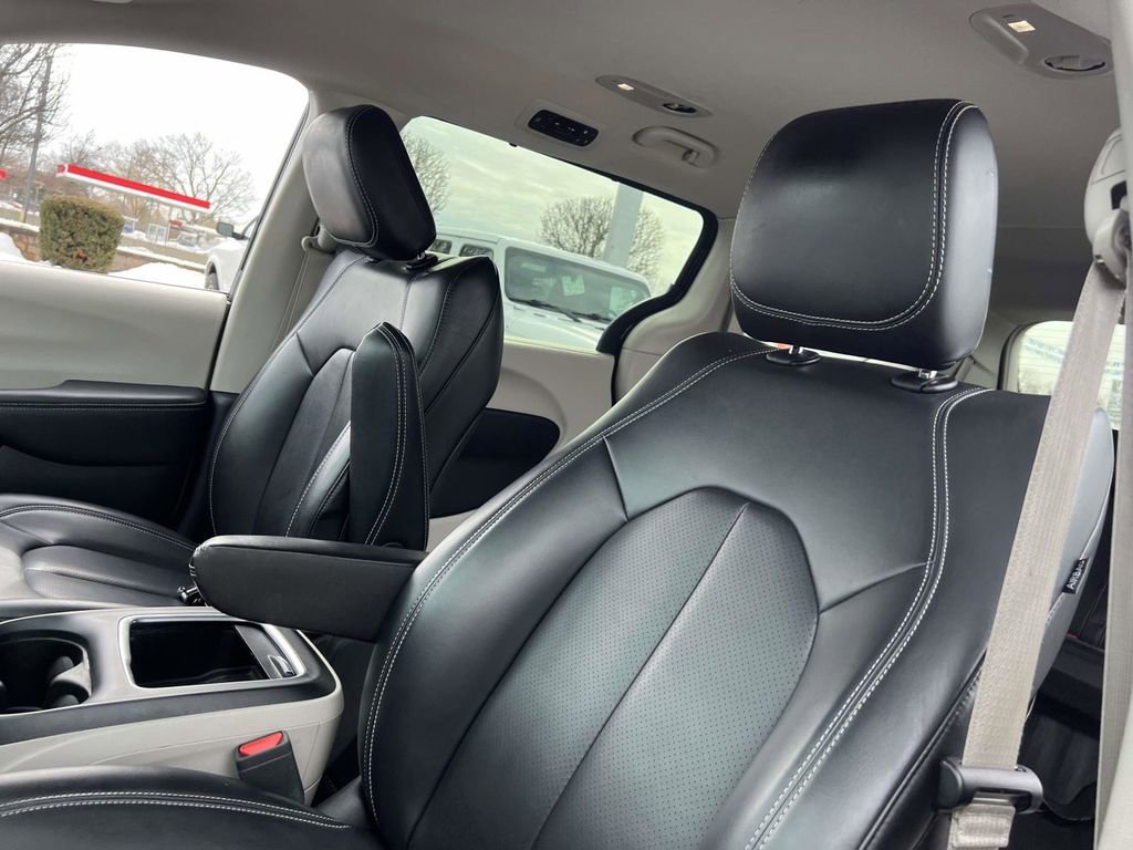 Used 2023 Chrysler Pacifica Touring-L image 13