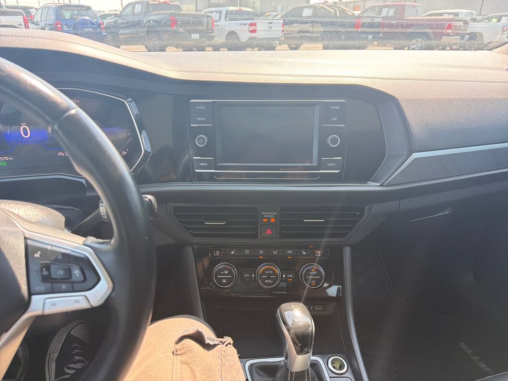 Used 2023 Volkswagen Jetta SE FWD image 12