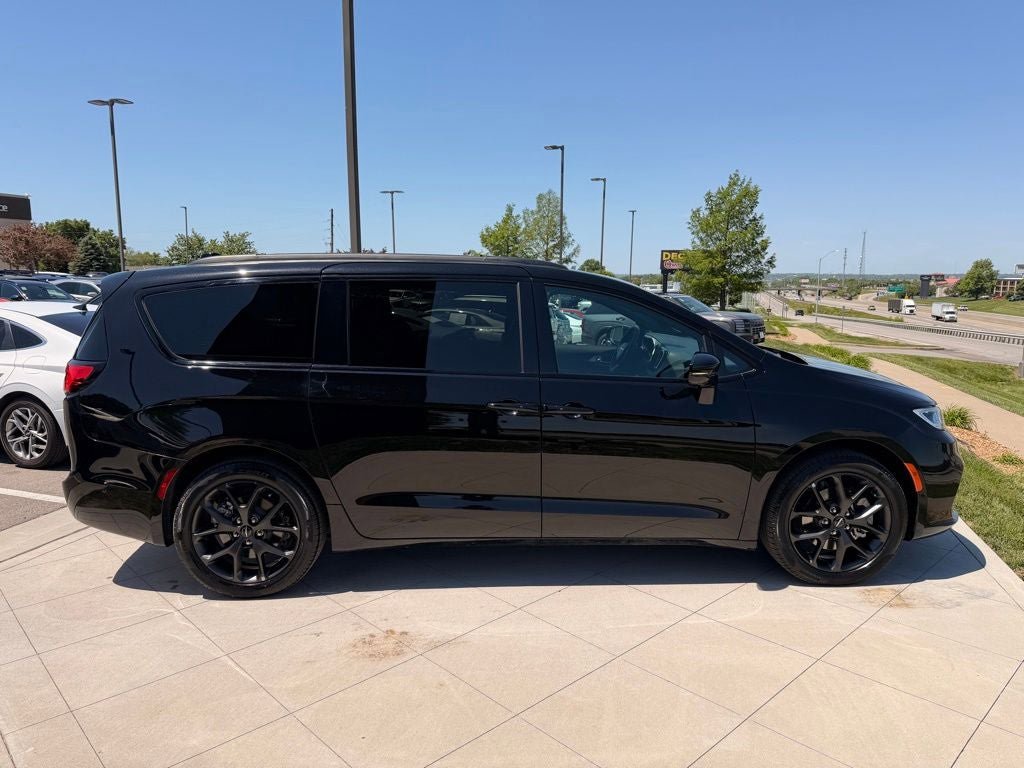 Used 2024 Chrysler Pacifica Limited w/ S Appearance Package AWD/4WD image 8