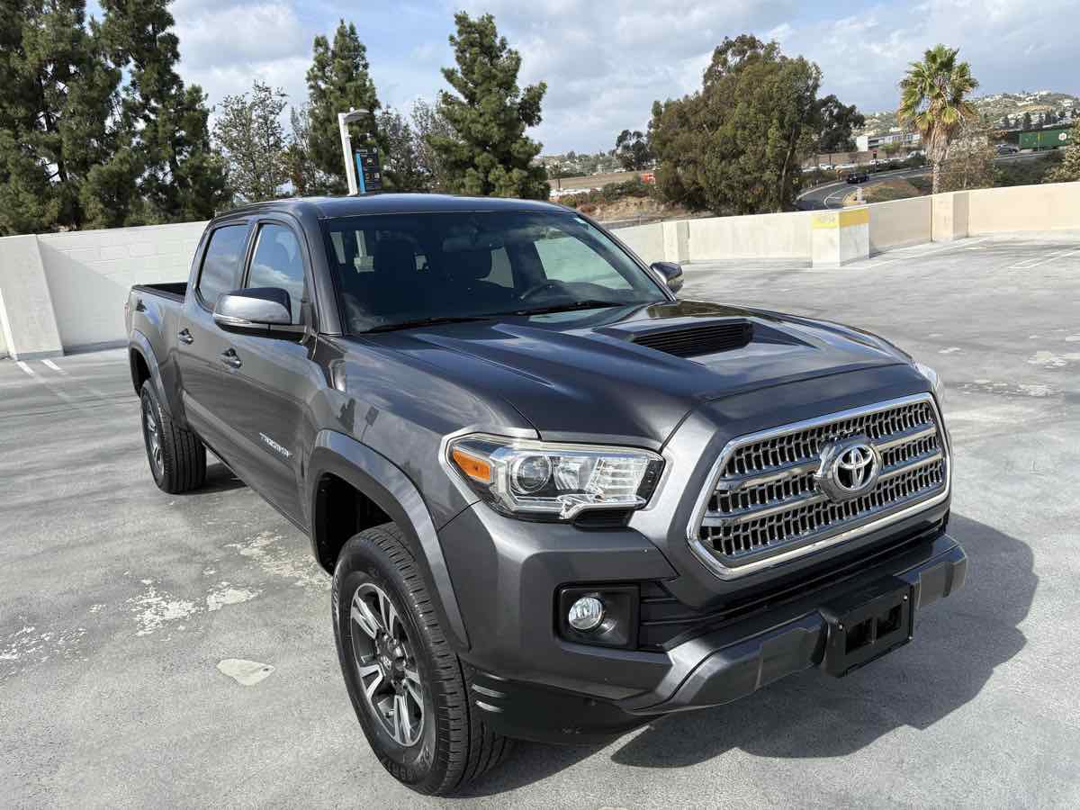 Used 2017 Toyota Tacoma TRD Sport image 37