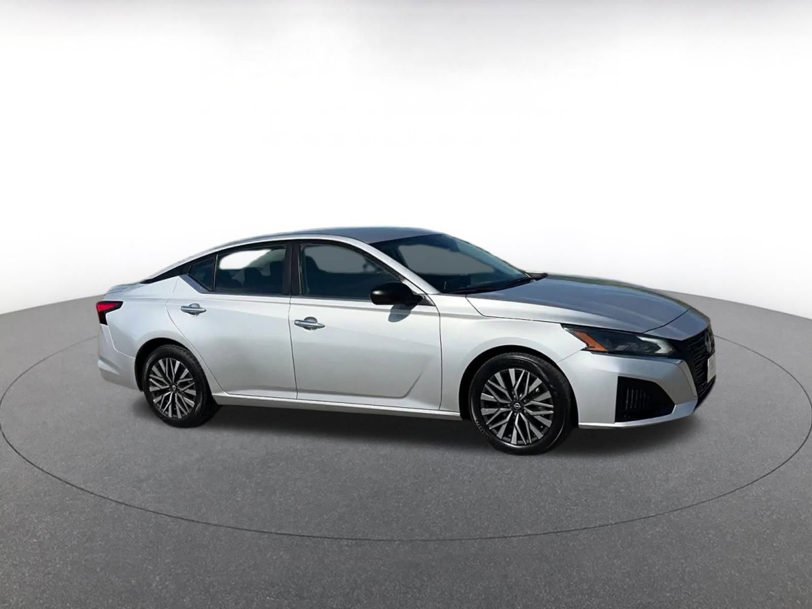 Used 2024 Nissan Altima 2.5 SV image 2