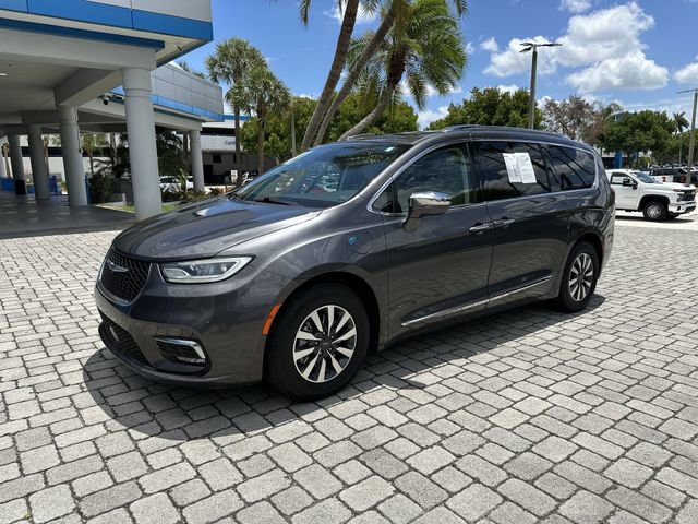 Used 2021 Chrysler Pacifica Limited w/ Uconnect Theater Family Group FWD image 18